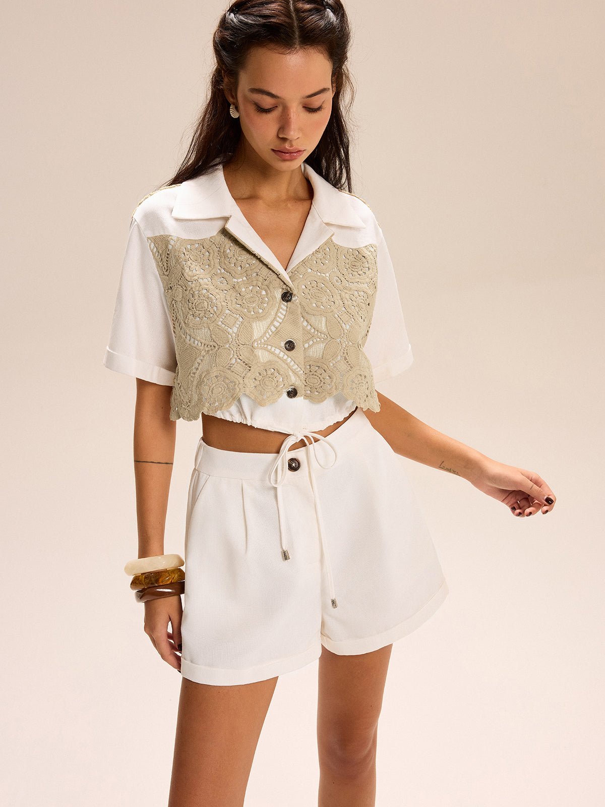 Shorts-Set mit bauchfreiem Oberteil und Spitzeneinsätzen