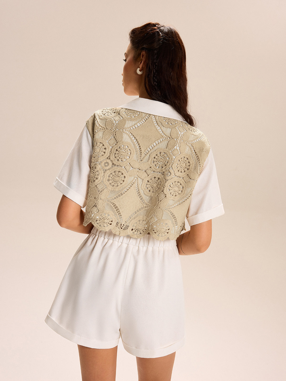Shorts-Set mit bauchfreiem Oberteil und Spitzeneinsätzen