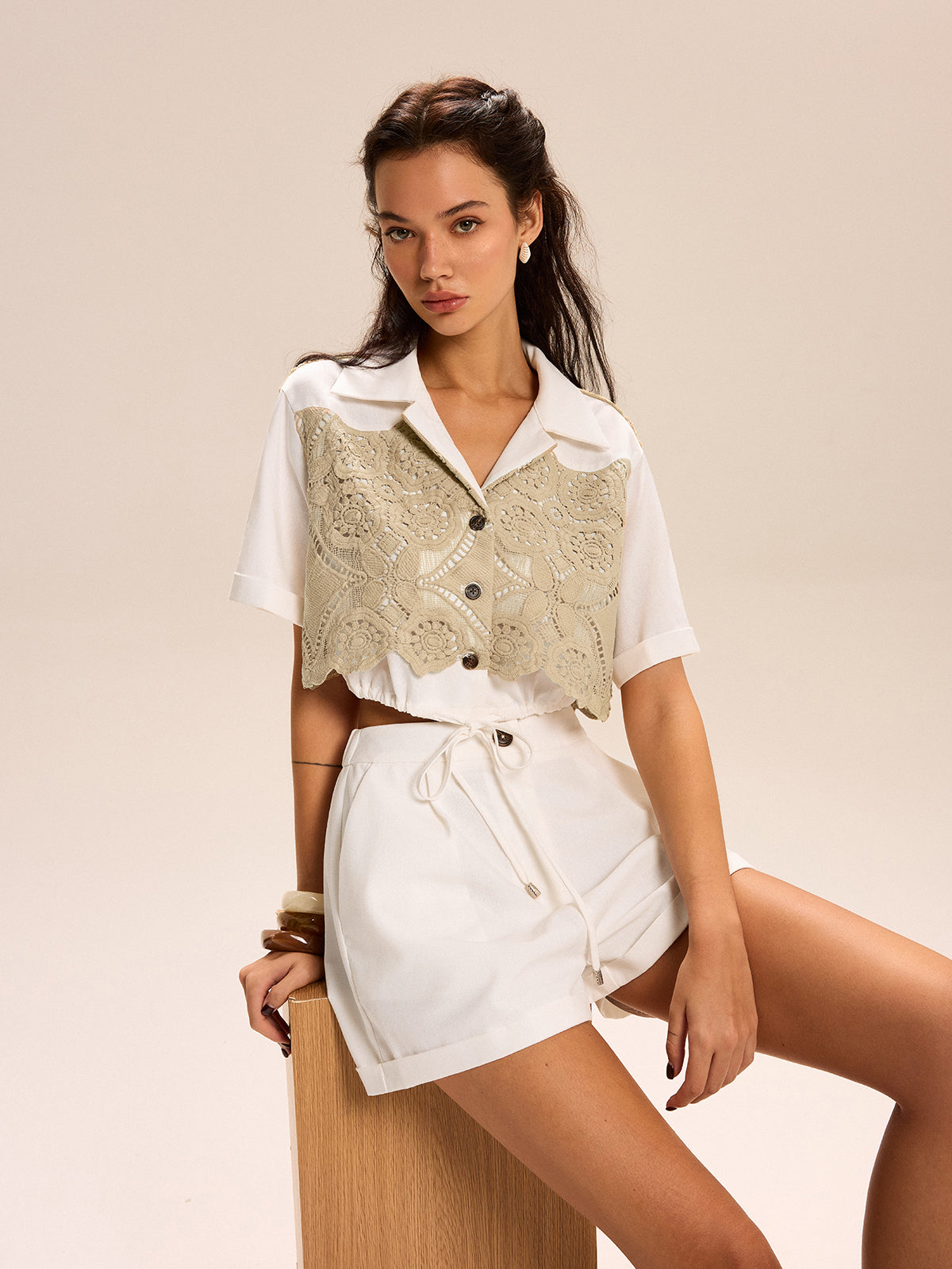 Shorts-Set mit bauchfreiem Oberteil und Spitzeneinsätzen