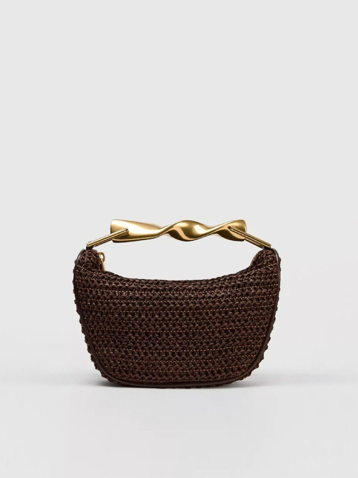 Sac à main tressé avec anse torsadée dorée