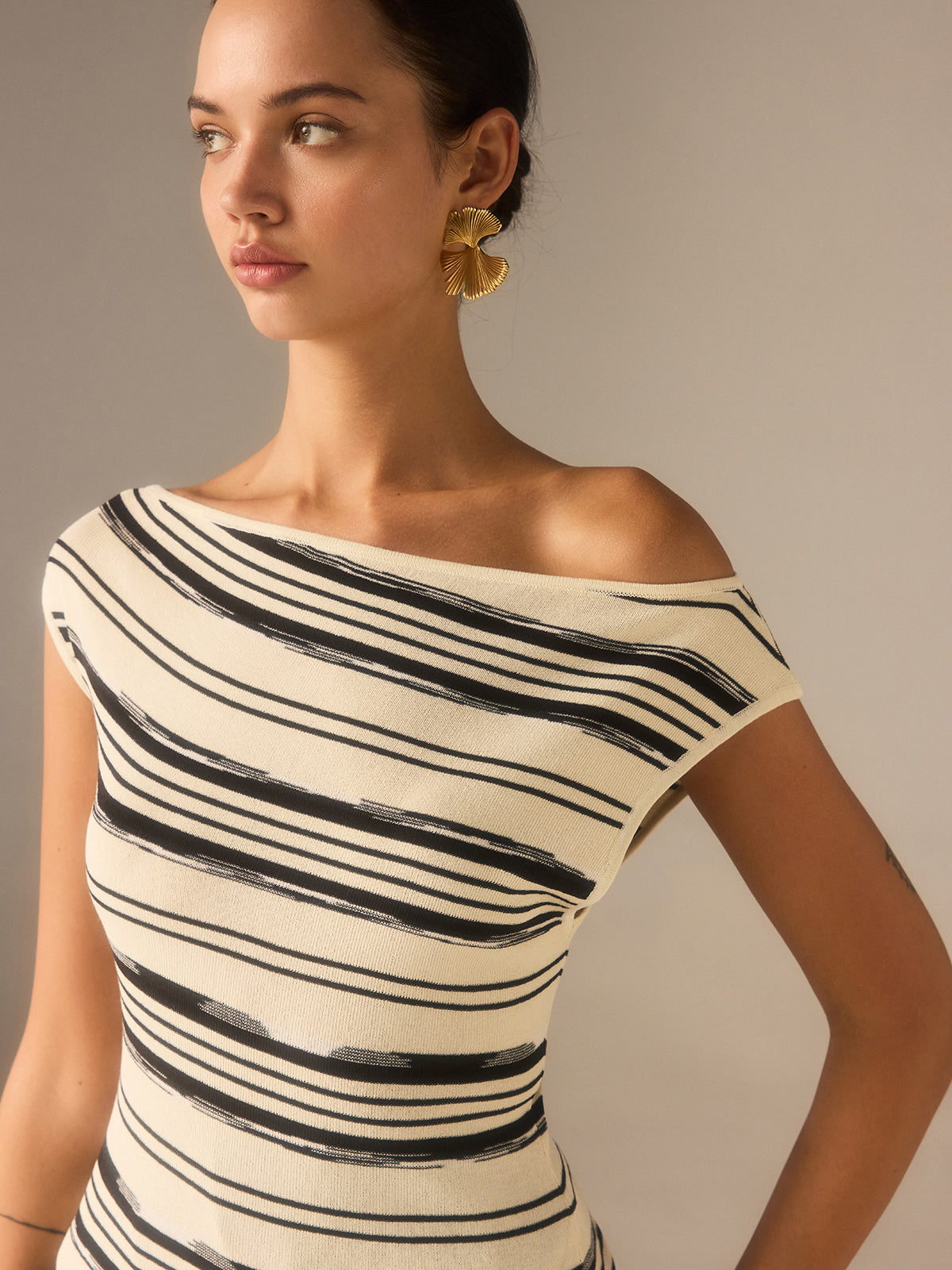 Asymmetrisches Off-Shoulder-Ringelstrickoberteil