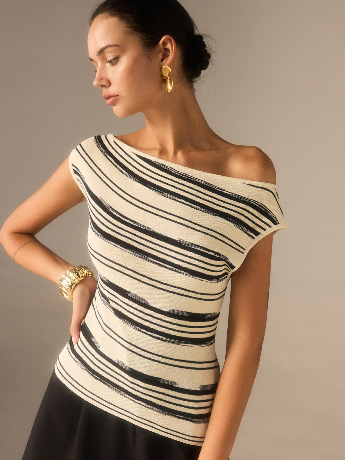 Asymmetrisches Off-Shoulder-Ringelstrickoberteil