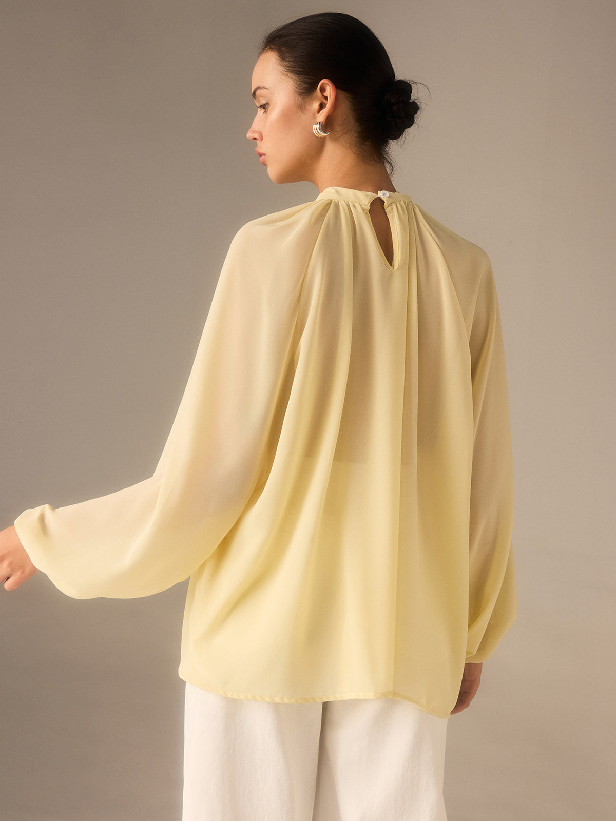 Chemisier en mousseline semi-transparente à col montant et détails tressés