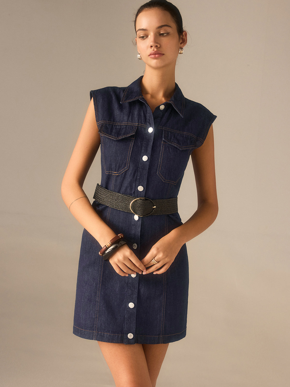 Robe sans manches en jean boutonnée à col, sans ceinture
