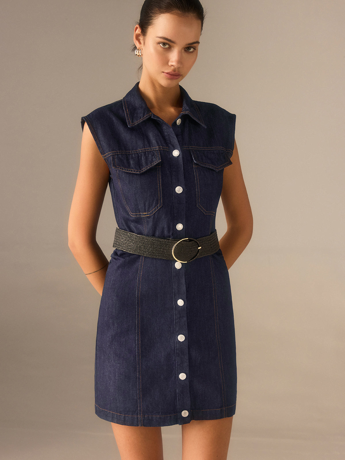 Robe sans manches en jean boutonnée à col, sans ceinture