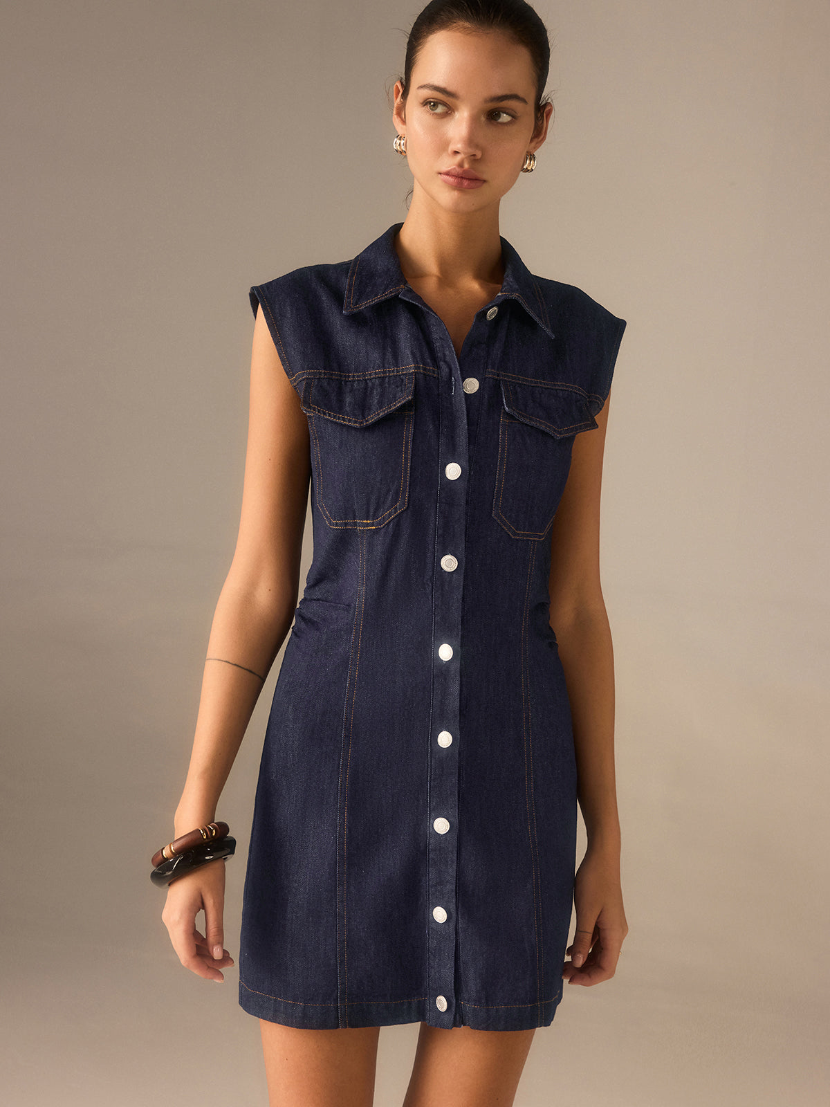 Robe sans manches en jean boutonnée à col, sans ceinture