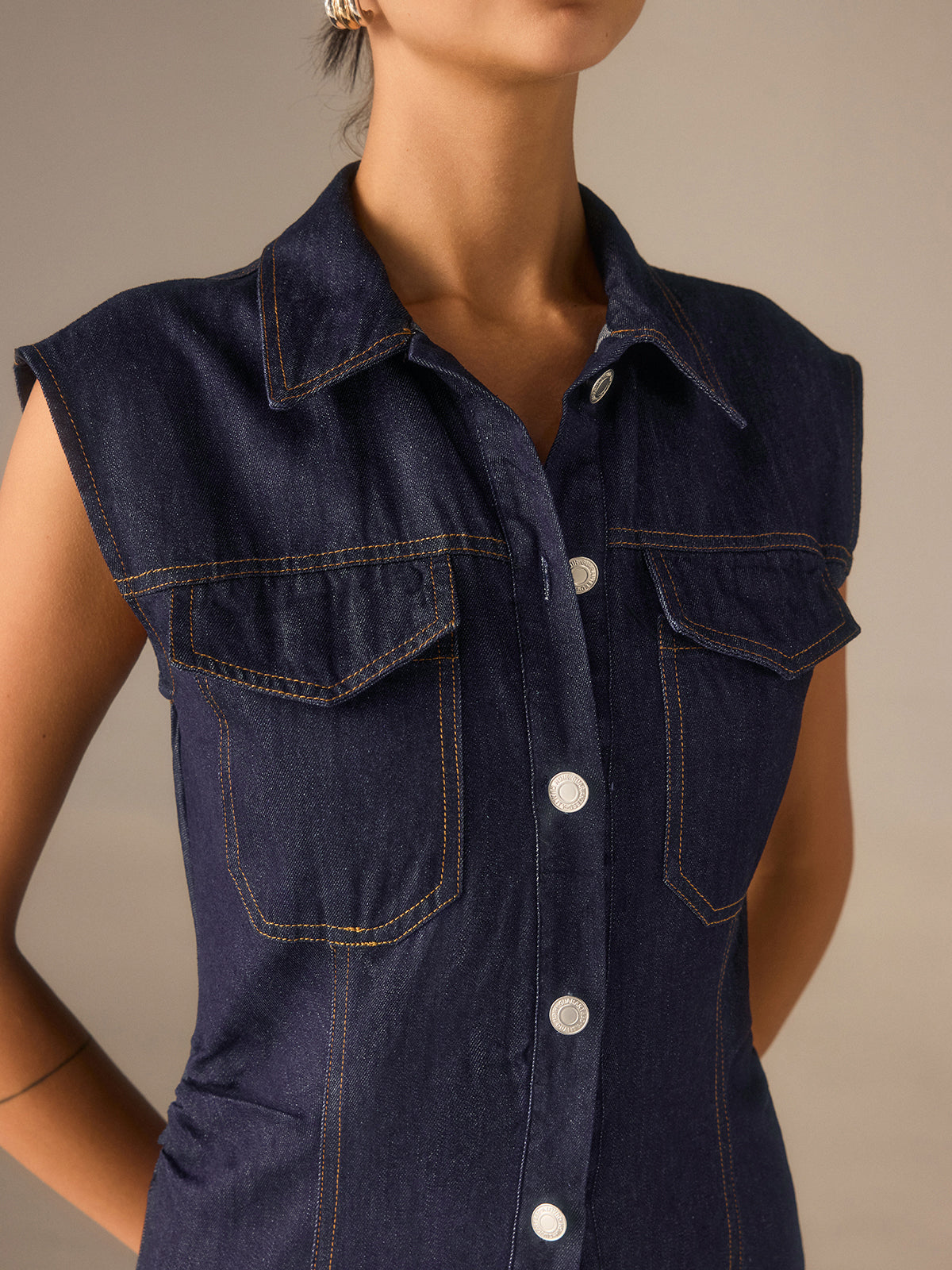 Robe sans manches en jean boutonnée à col, sans ceinture