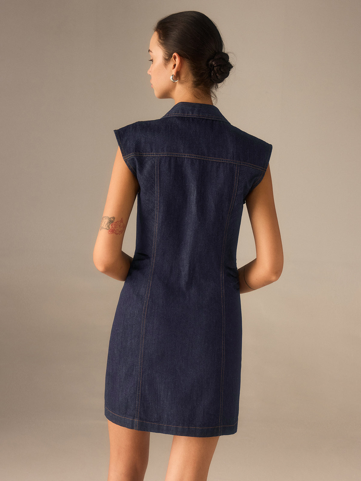 Robe sans manches en jean boutonnée à col, sans ceinture