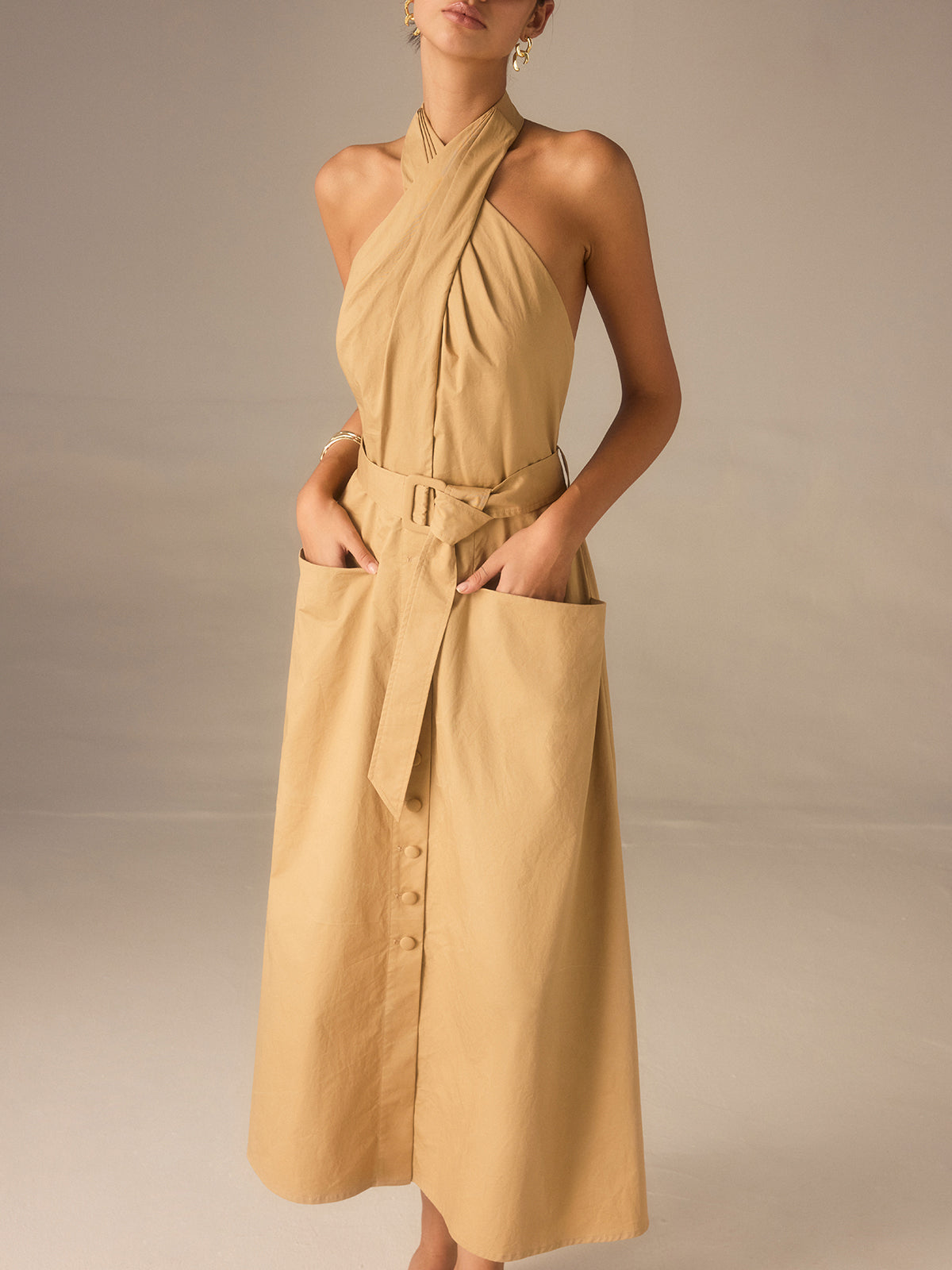 Baumwollgefaltetes Neckholder-Midikleid mit Gürtel