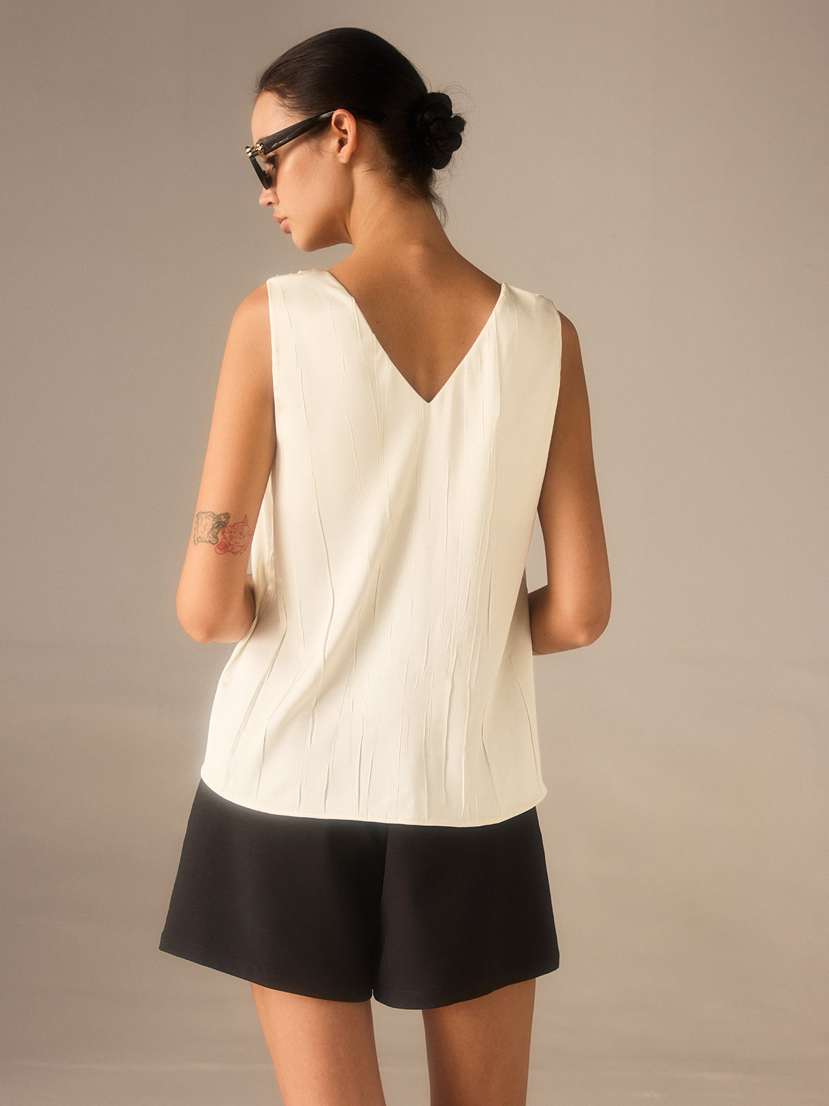 Satin-Top mit V-Ausschnitt, gedrehten Trägern und Metalldetail
