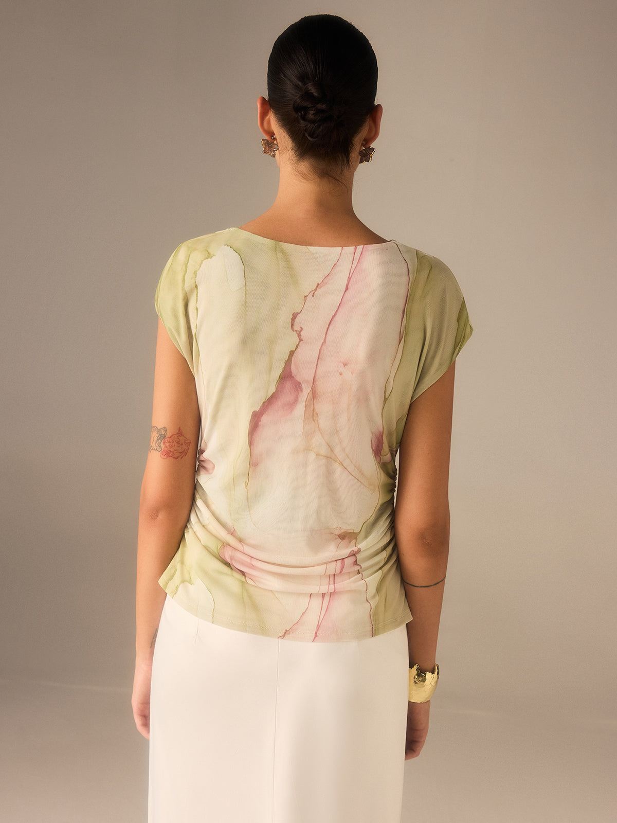 Haut imprimé à encolure asymétrique