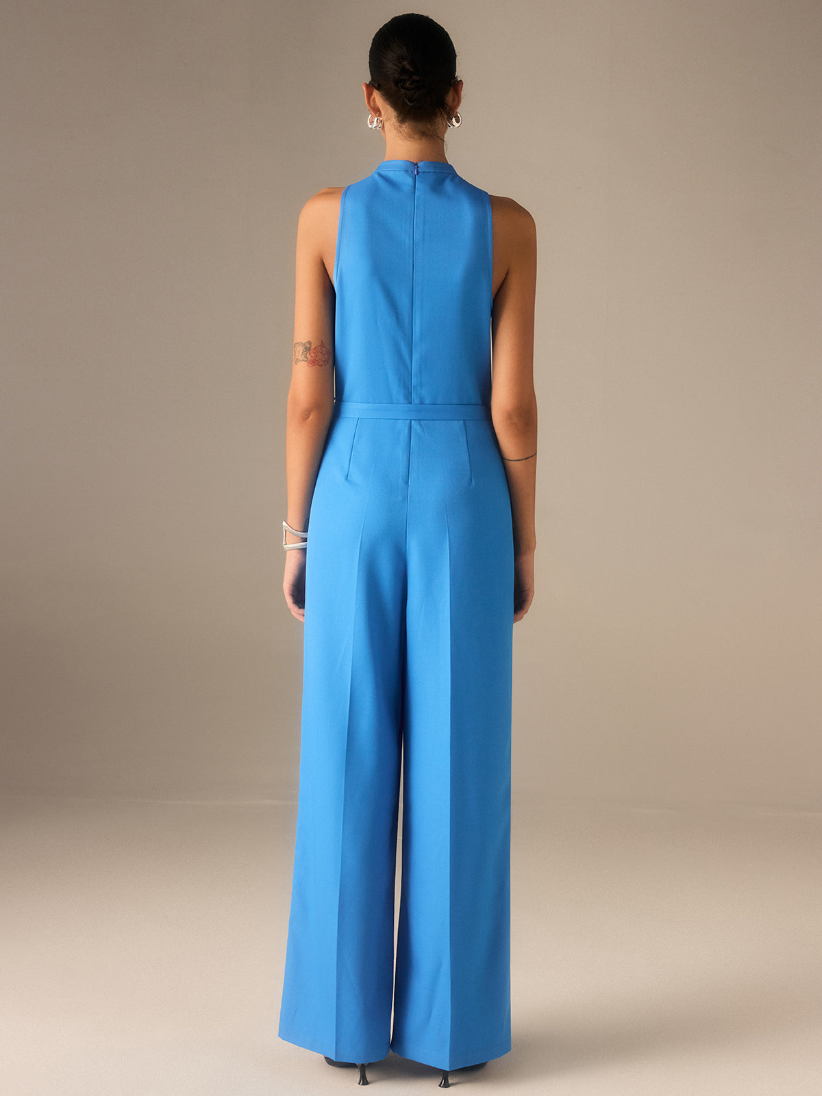 Ärmelloser Jumpsuit mit Gürtel und Twist-Detail