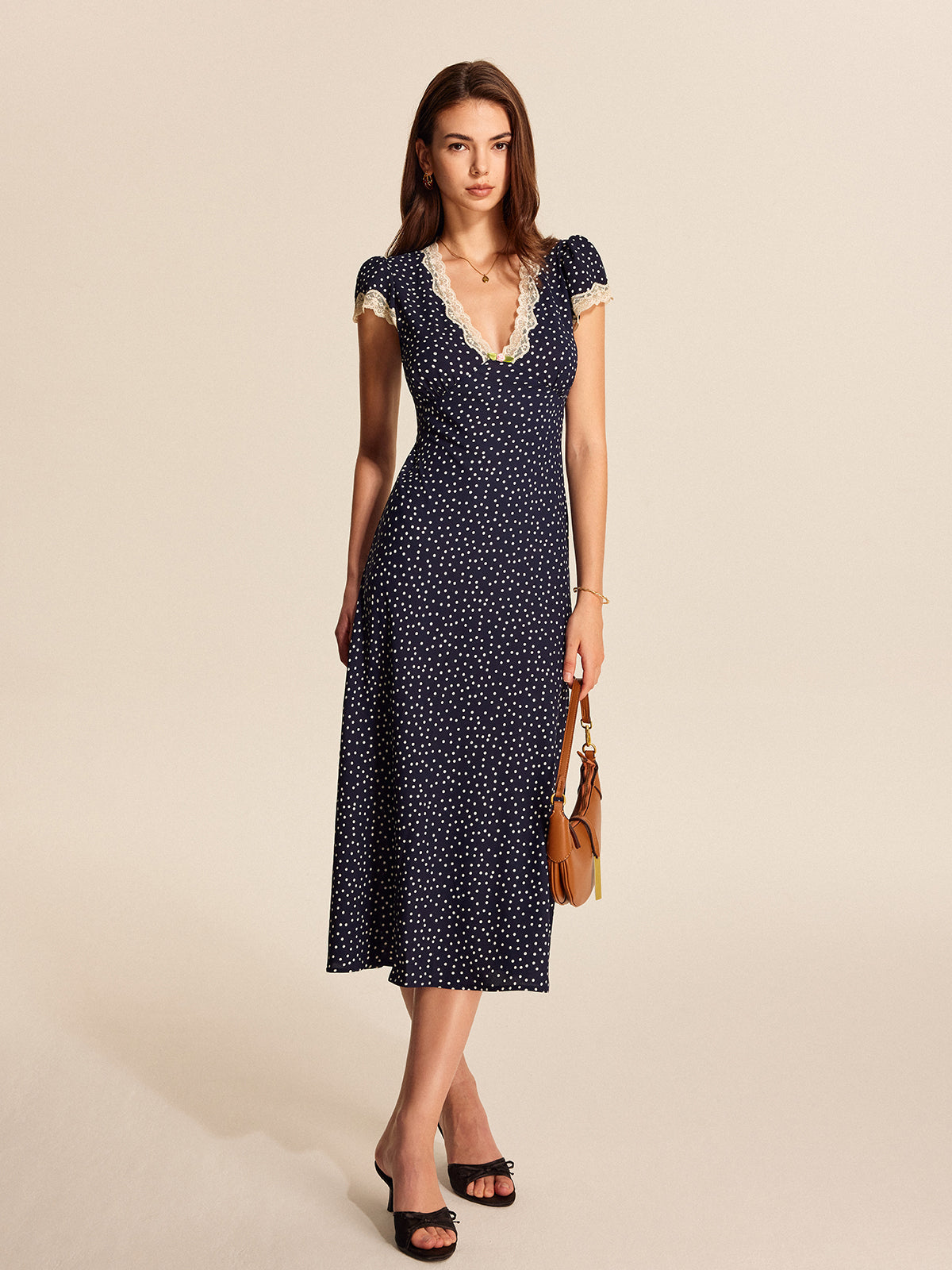 Robe à pois bordée de dentelle