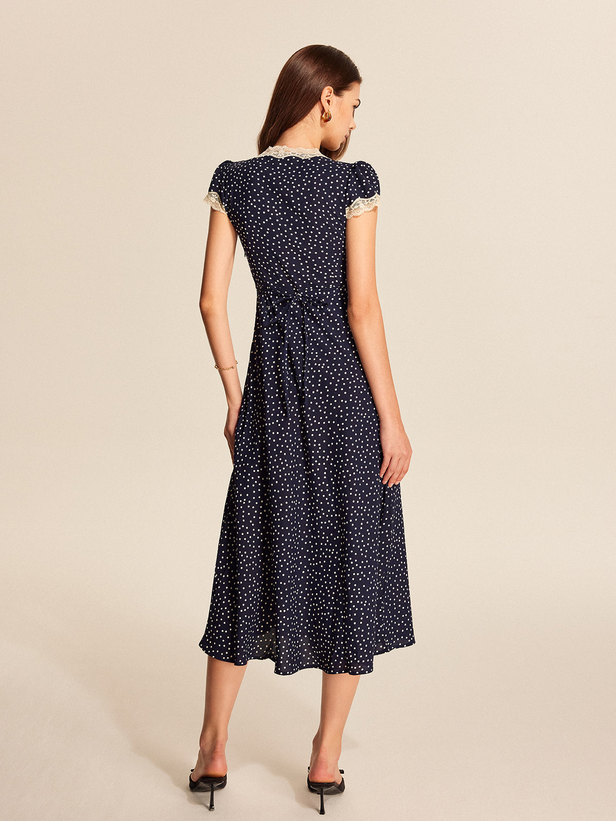 Gepunktetes Kleid mit Spitzenbesatz