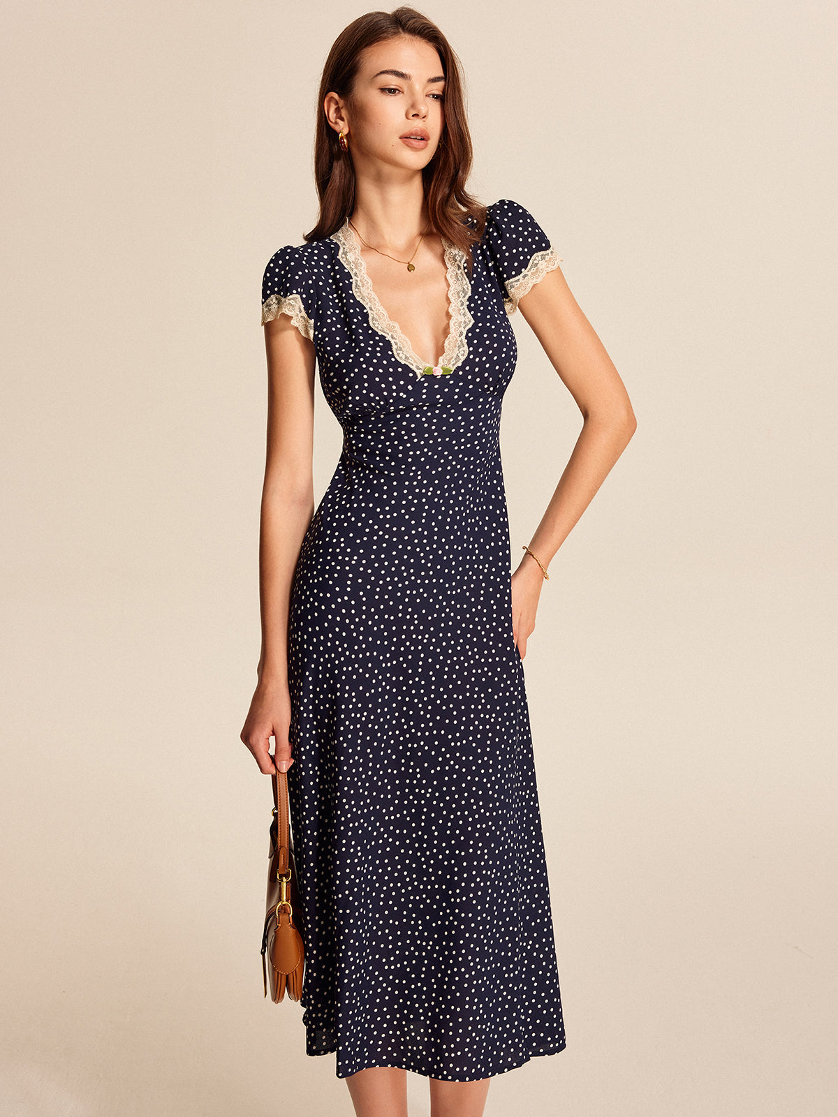 Robe à pois bordée de dentelle