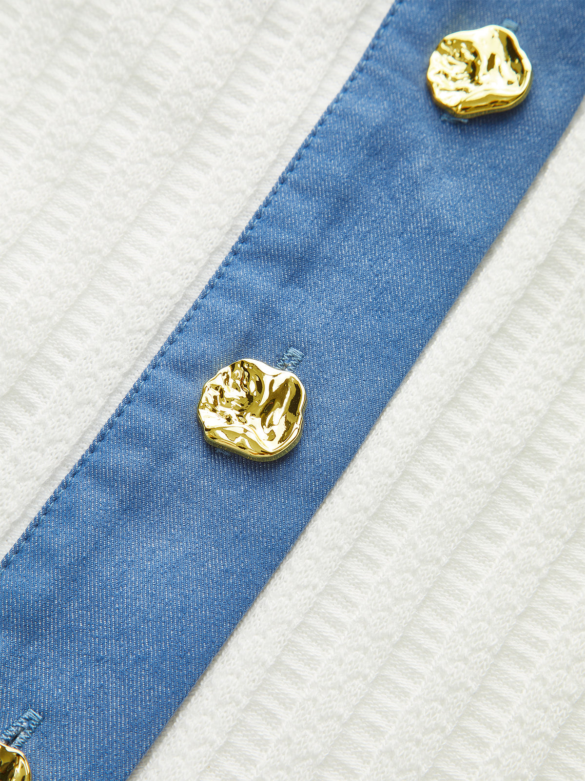 Gestrickter Minirock mit Denim-Besatz und Metallknopf