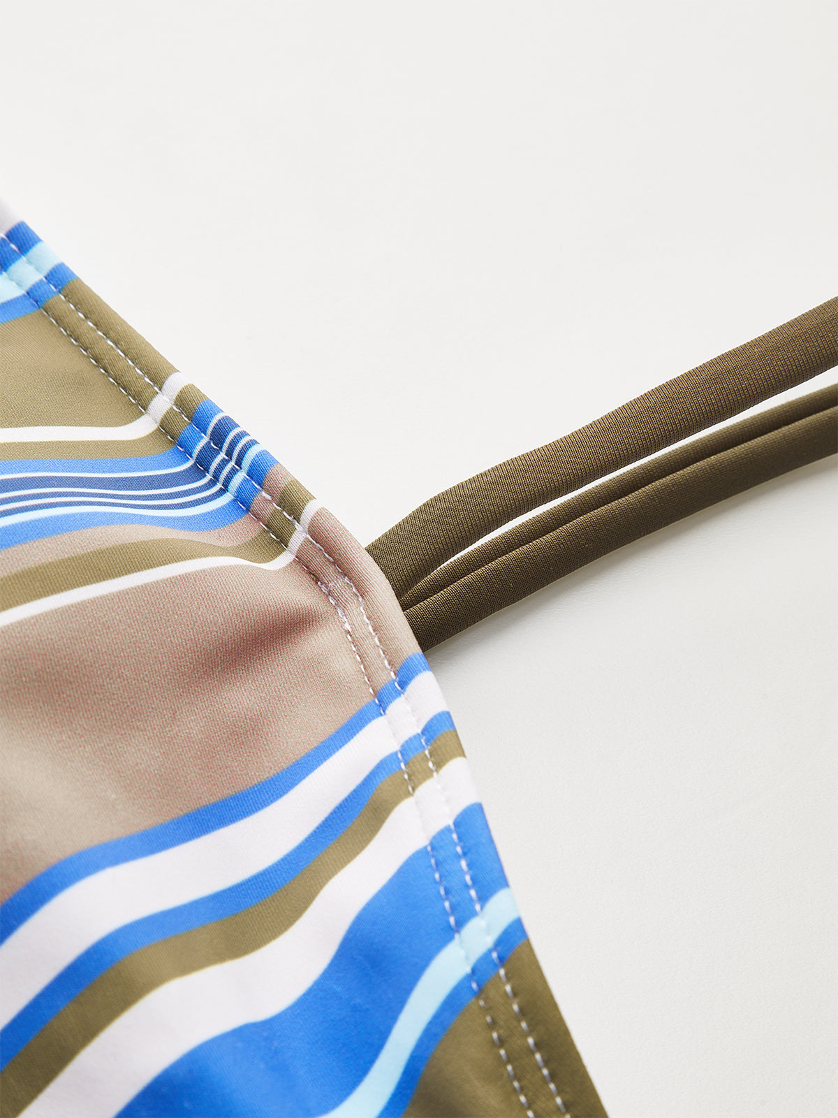 Color-Block-Bikini-Oberteil mit Streifen