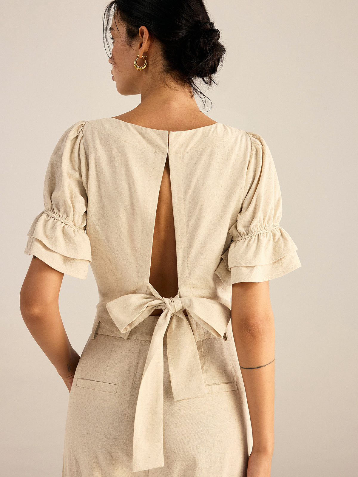 Baumwoll-Leinen-Top mit Puffärmeln und Schleifendetail am Rücken und Hose