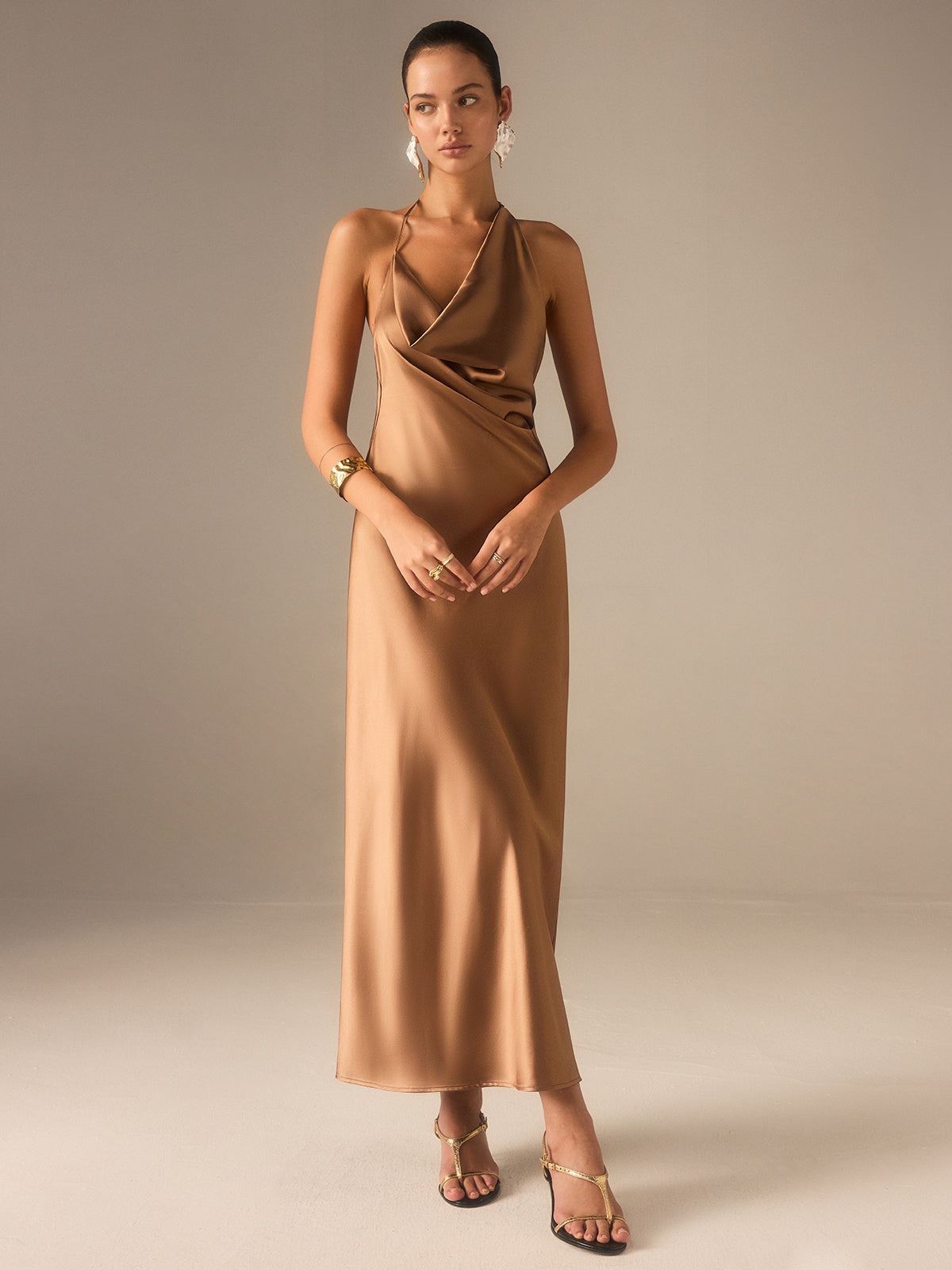 Robe longue dos nu en satin à col montant américain