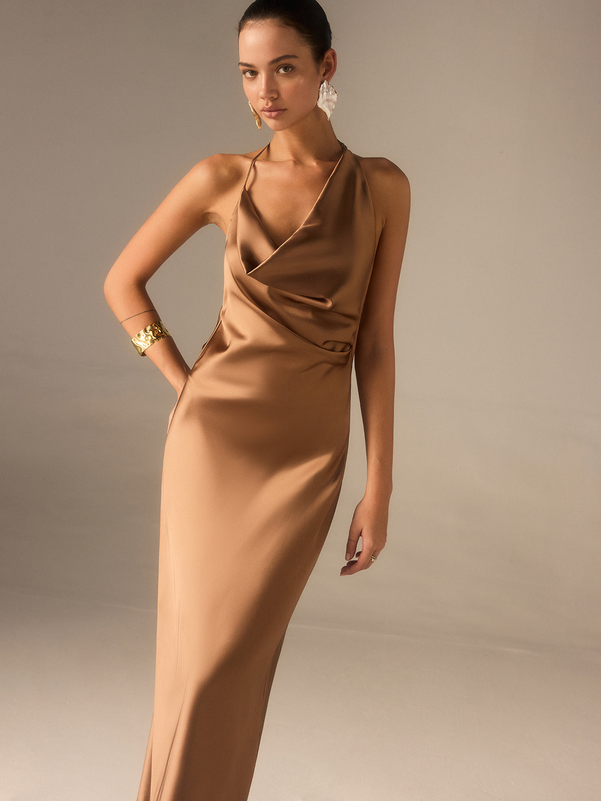 Robe longue dos nu en satin à col montant américain