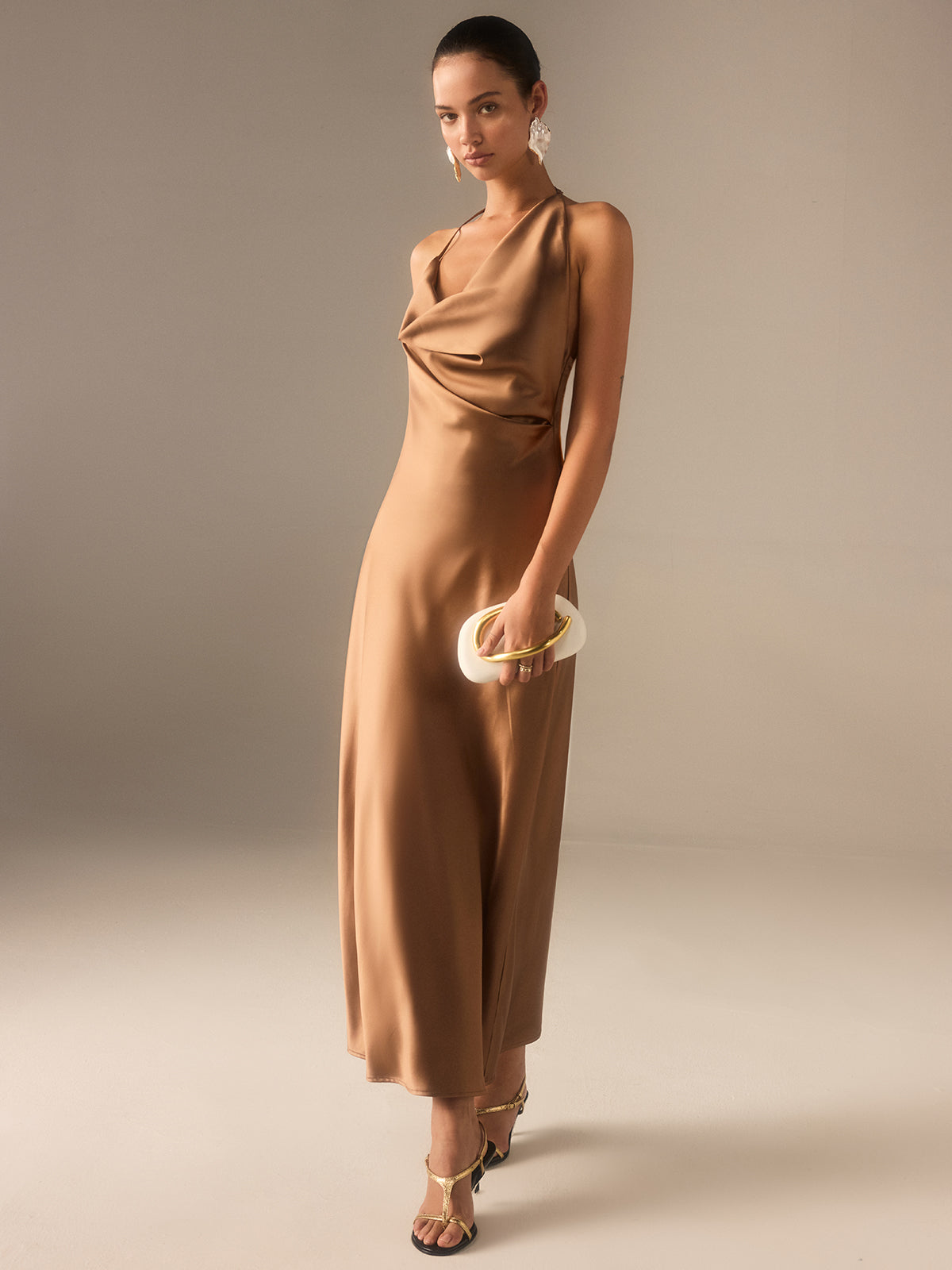 Robe longue dos nu en satin à col montant américain