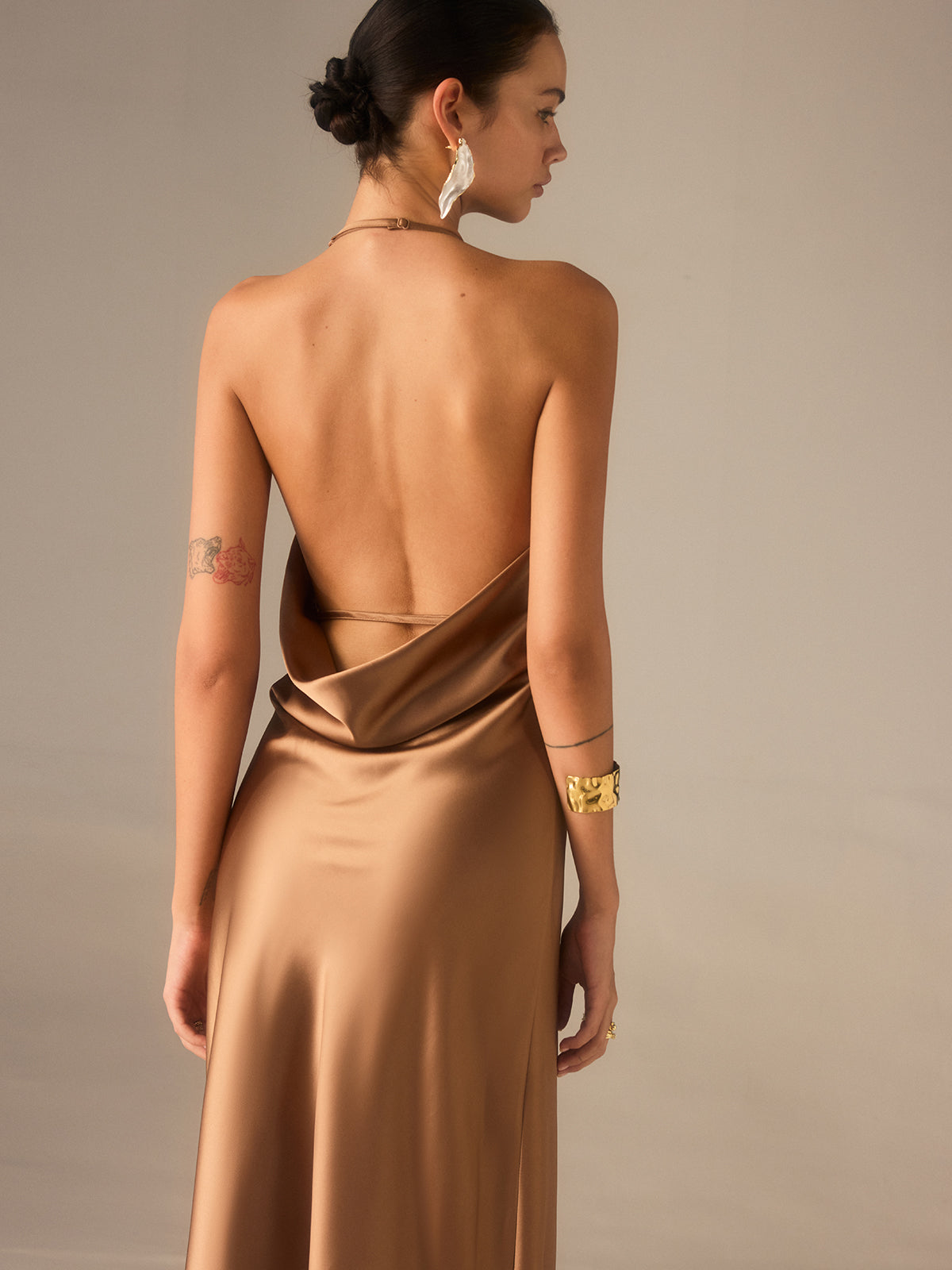 Robe longue dos nu en satin à col montant américain