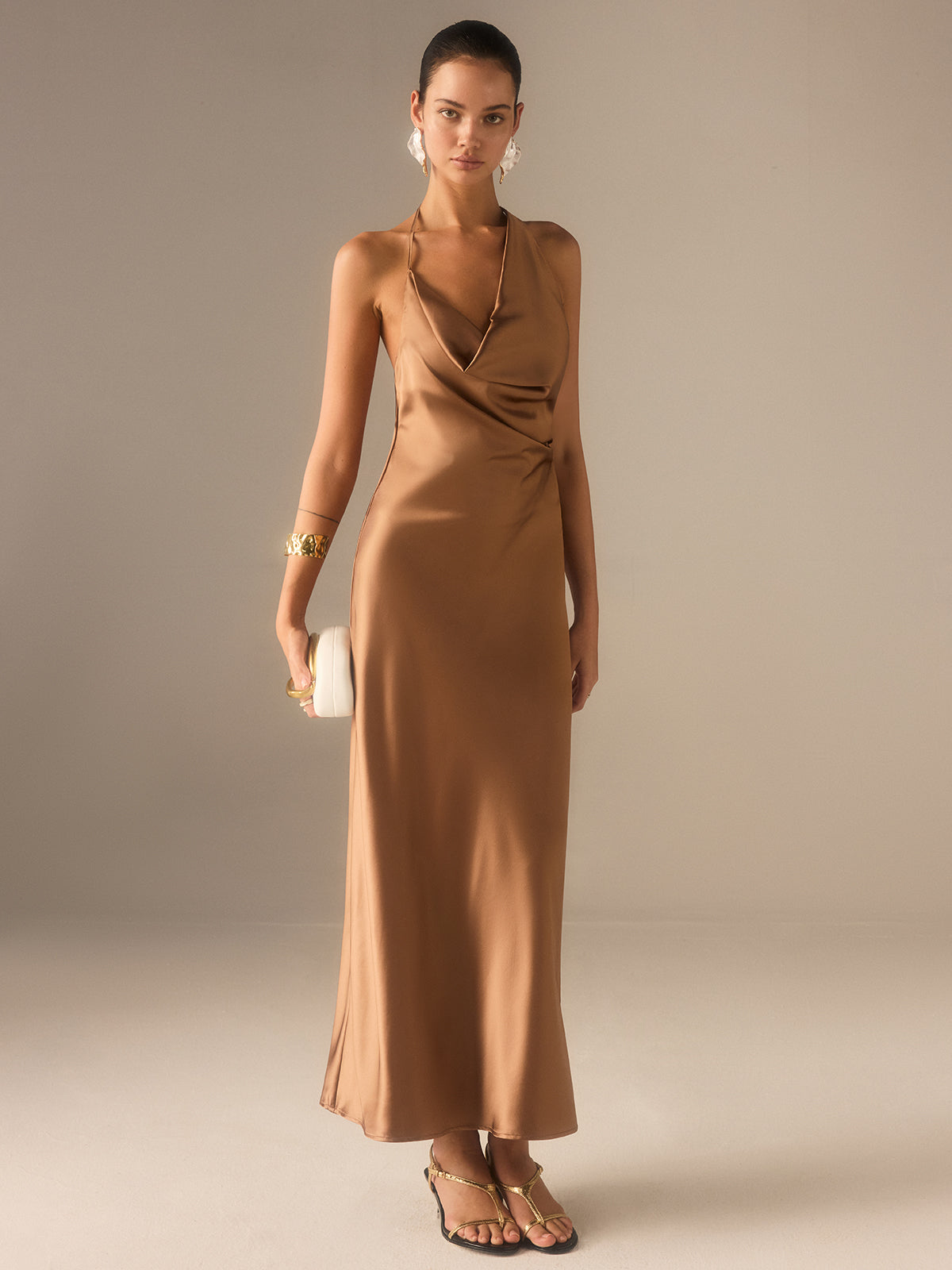 Robe longue dos nu en satin à col montant américain