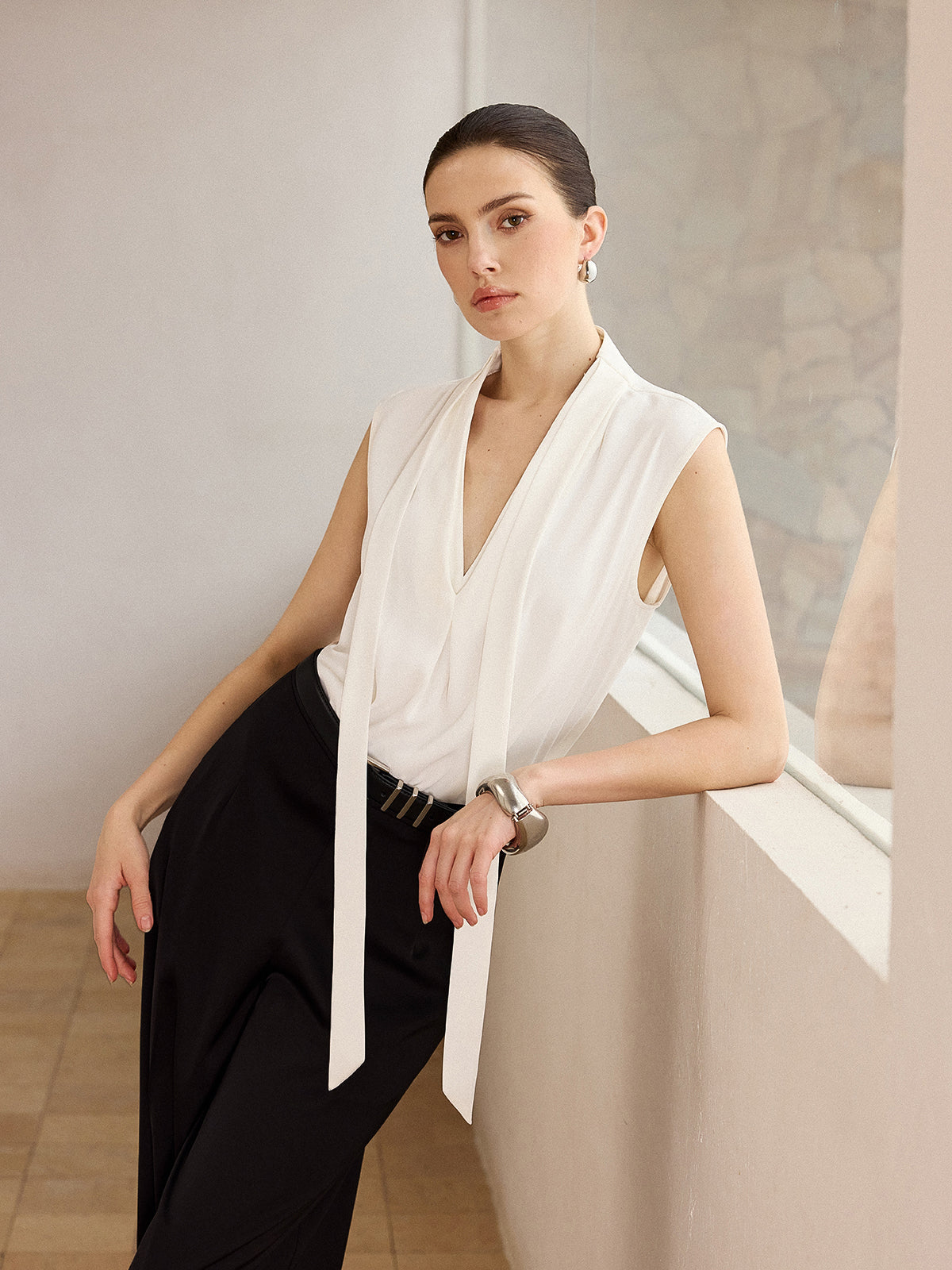 Ärmellose Bluse mit Bindekragen
