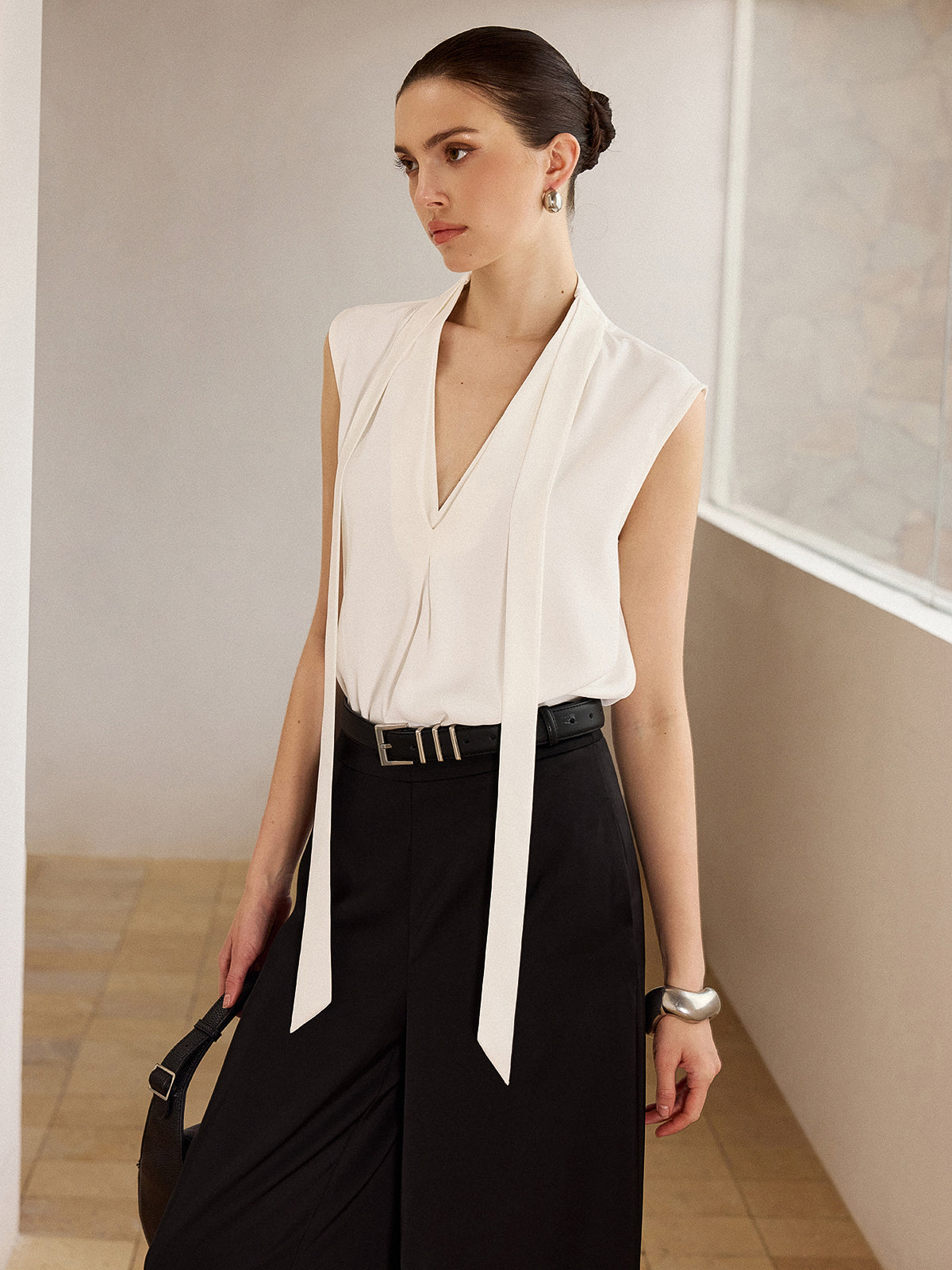 Ärmellose Bluse mit Bindekragen