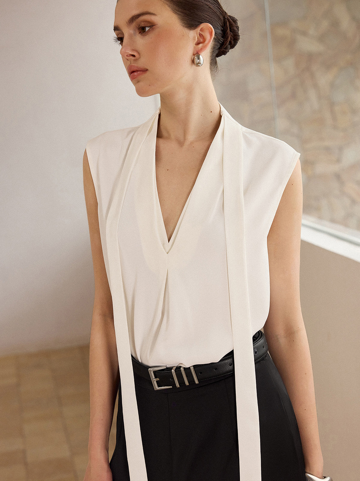 Ärmellose Bluse mit Bindekragen