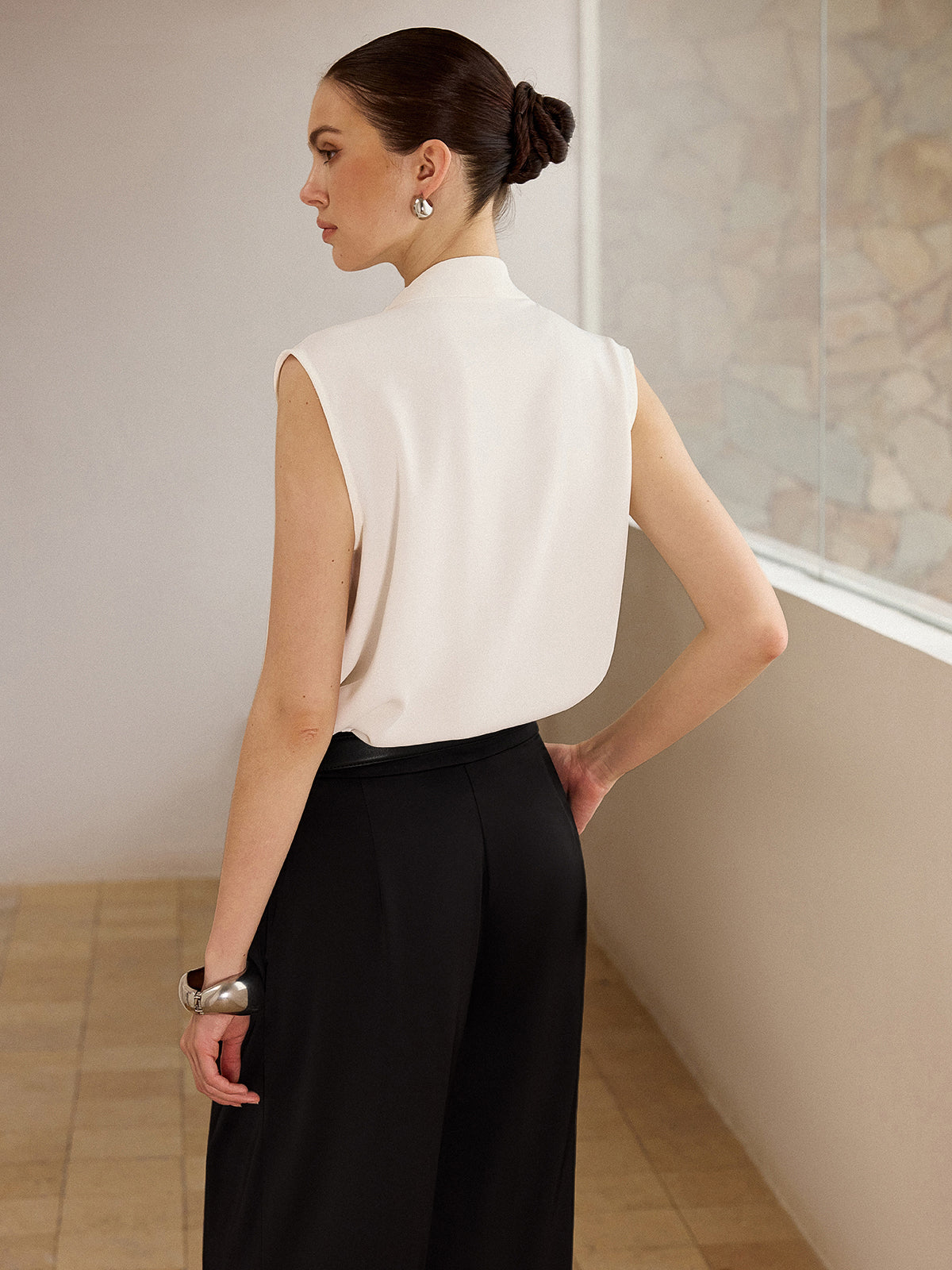 Ärmellose Bluse mit Bindekragen