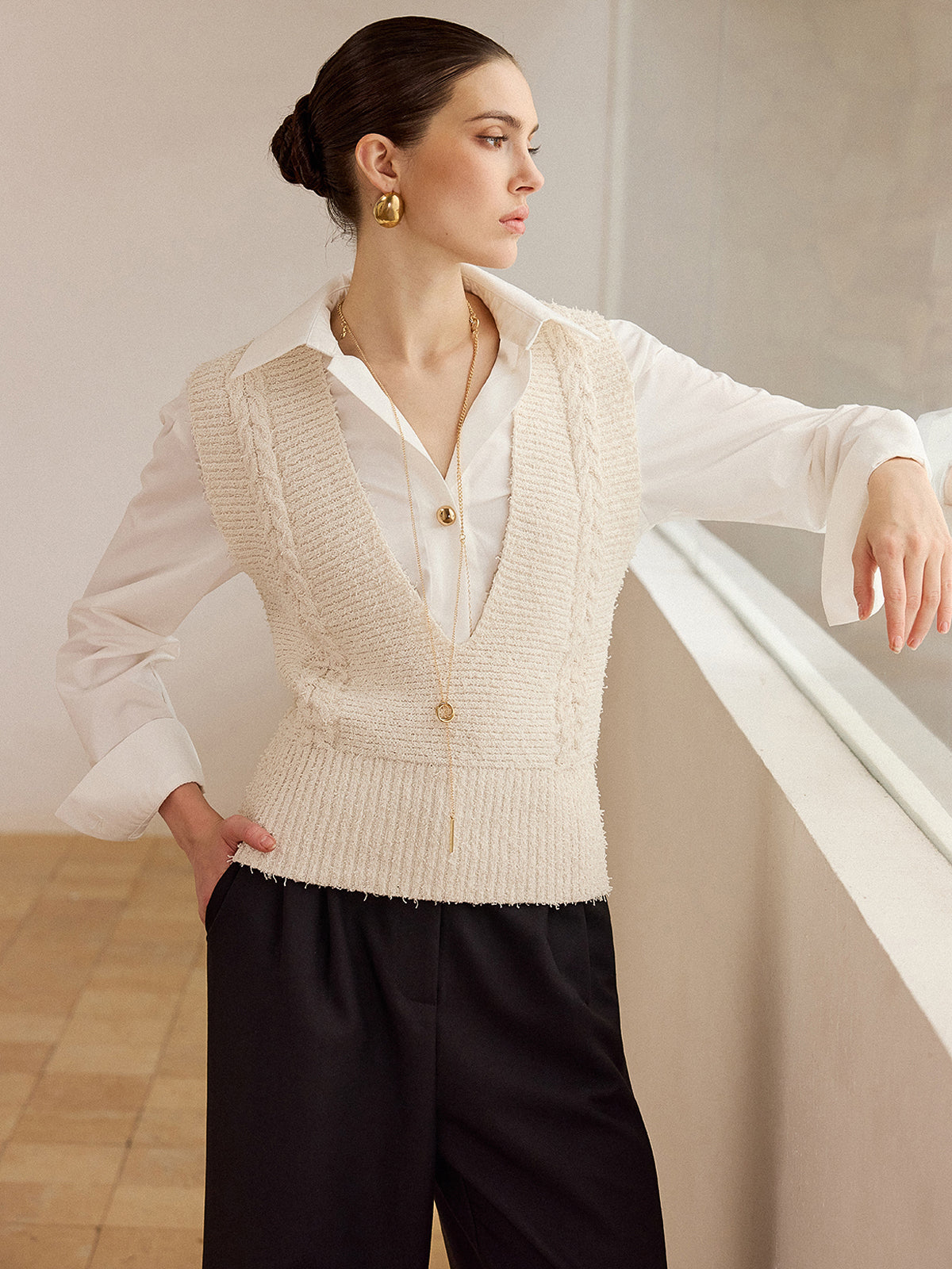 Gilet sans manches en maille torsadée à col en V