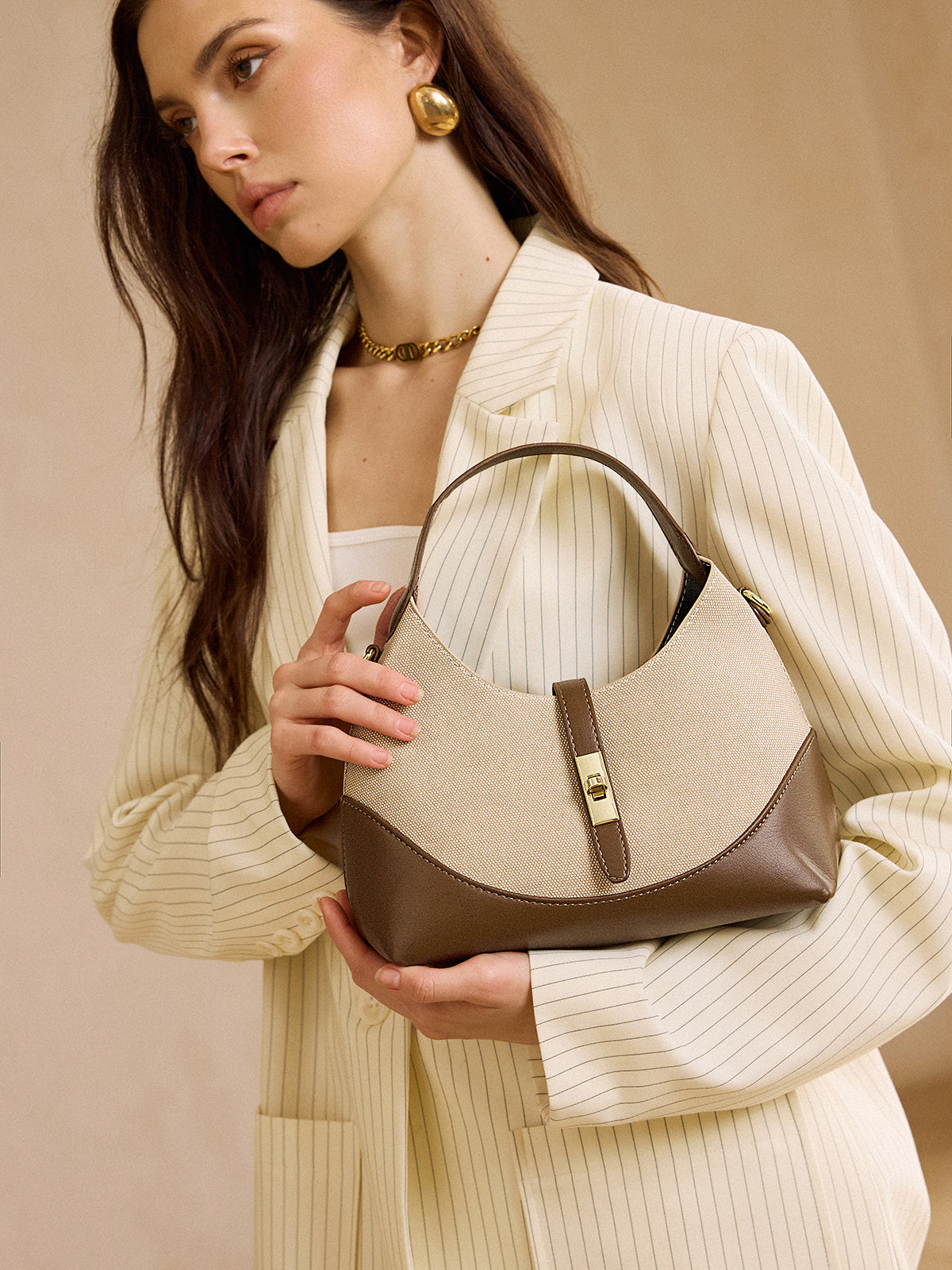 Farblich abgesetzte, knödelförmige Tasche mit Metallverschluss