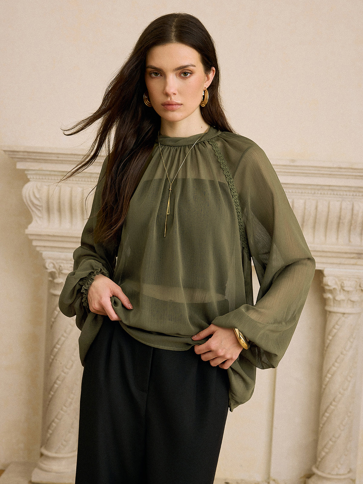 Halbtransparente Chiffonbluse mit Spitzenbesatz