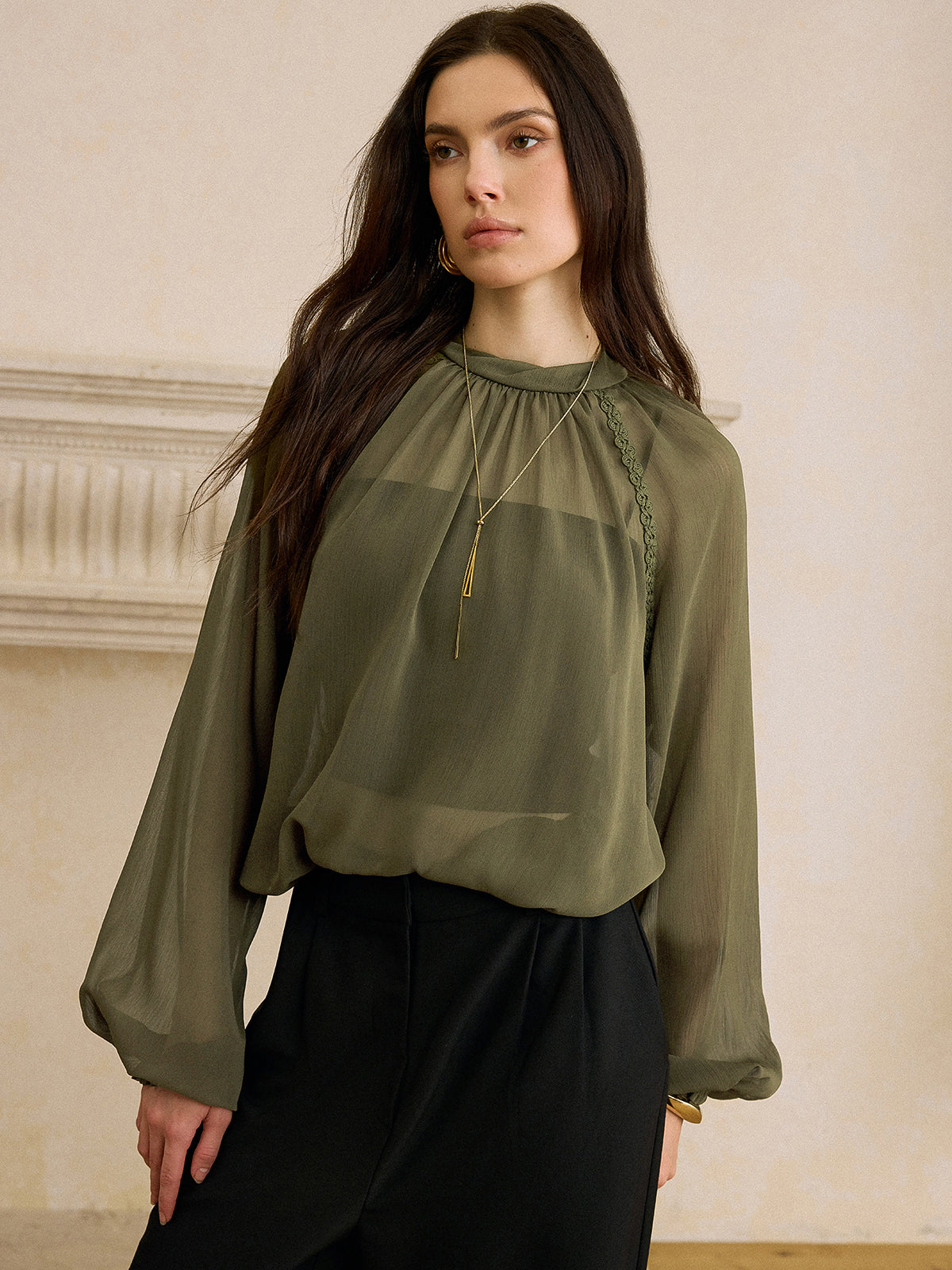 Halbtransparente Chiffonbluse mit Spitzenbesatz