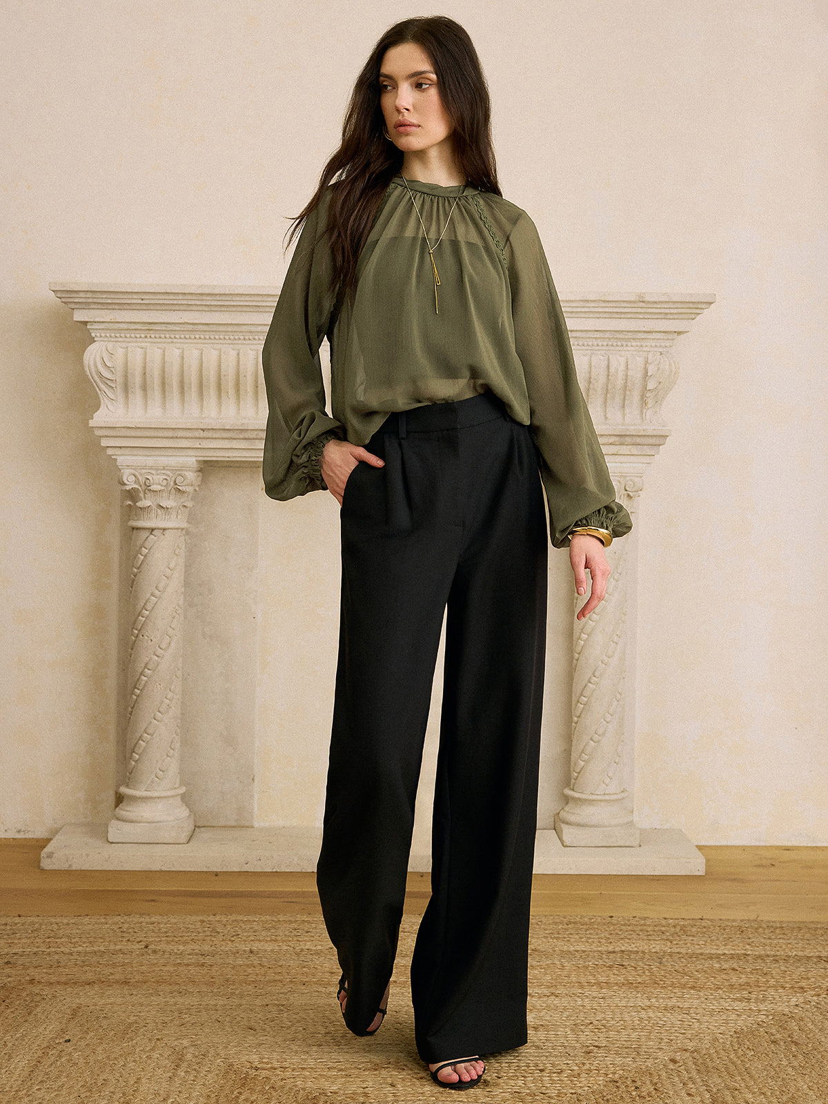 Halbtransparente Chiffonbluse mit Spitzenbesatz