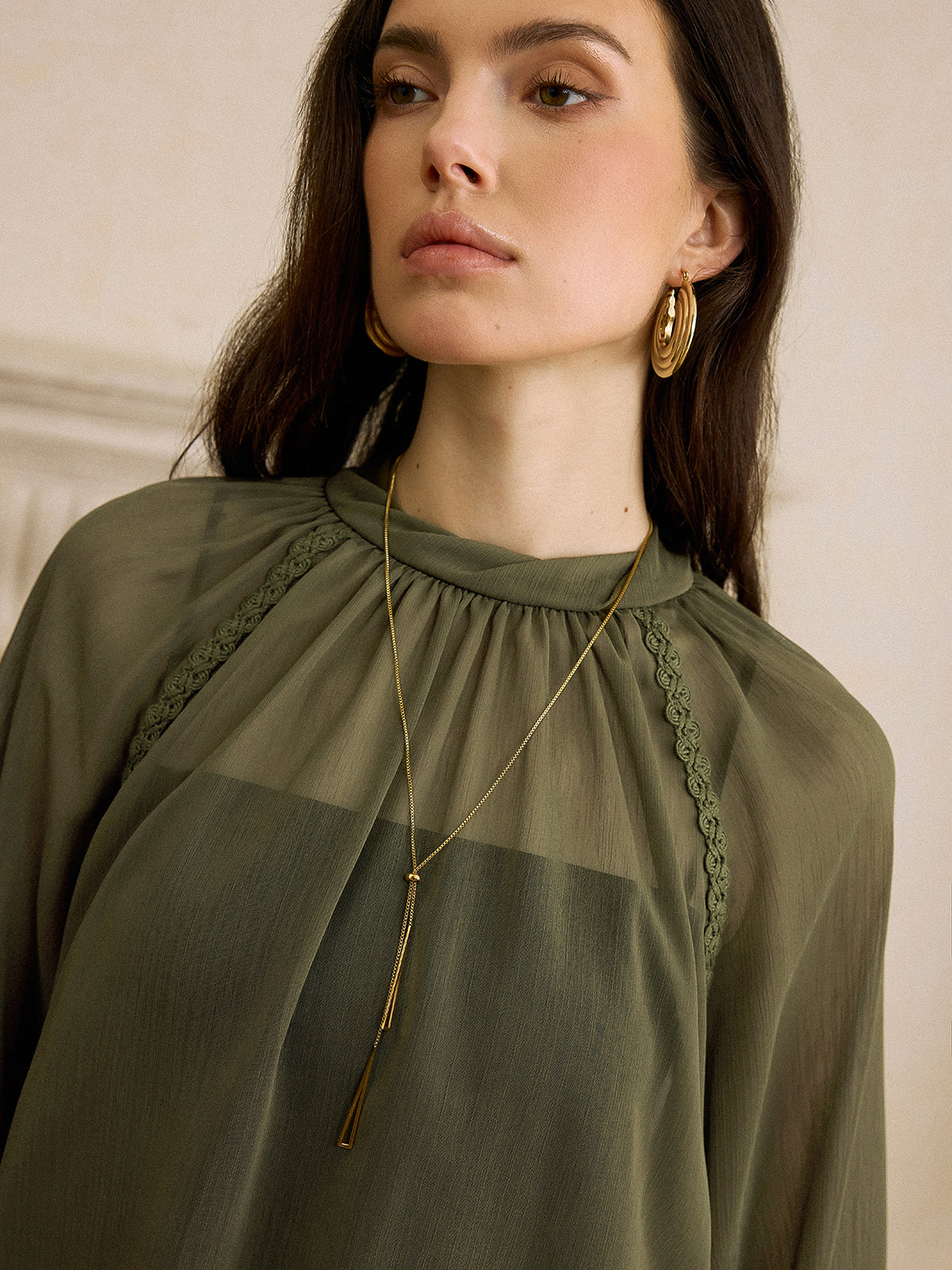 Halbtransparente Chiffonbluse mit Spitzenbesatz