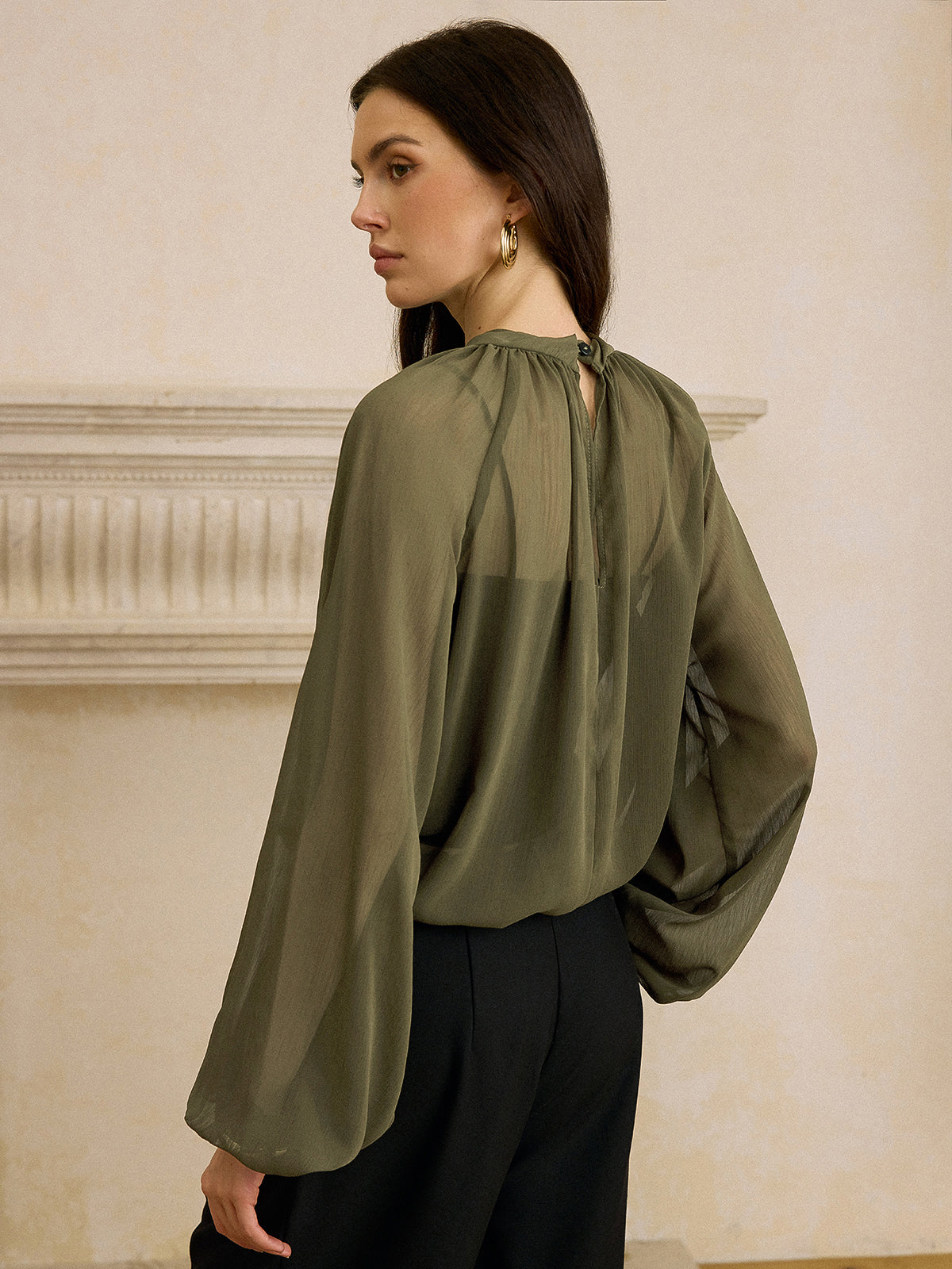 Halbtransparente Chiffonbluse mit Spitzenbesatz