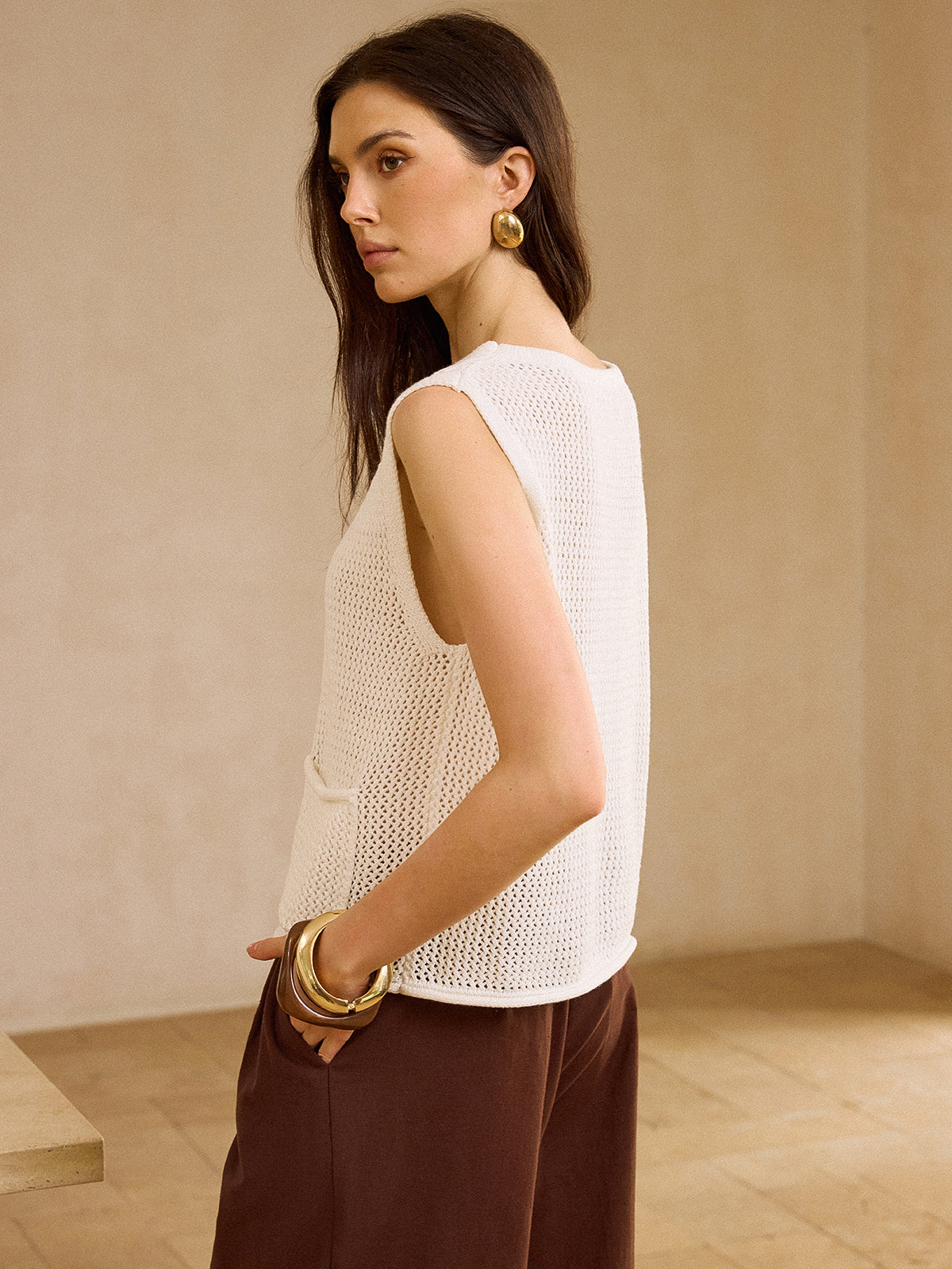 Gilet en maille crochetée boutonné sur le devant