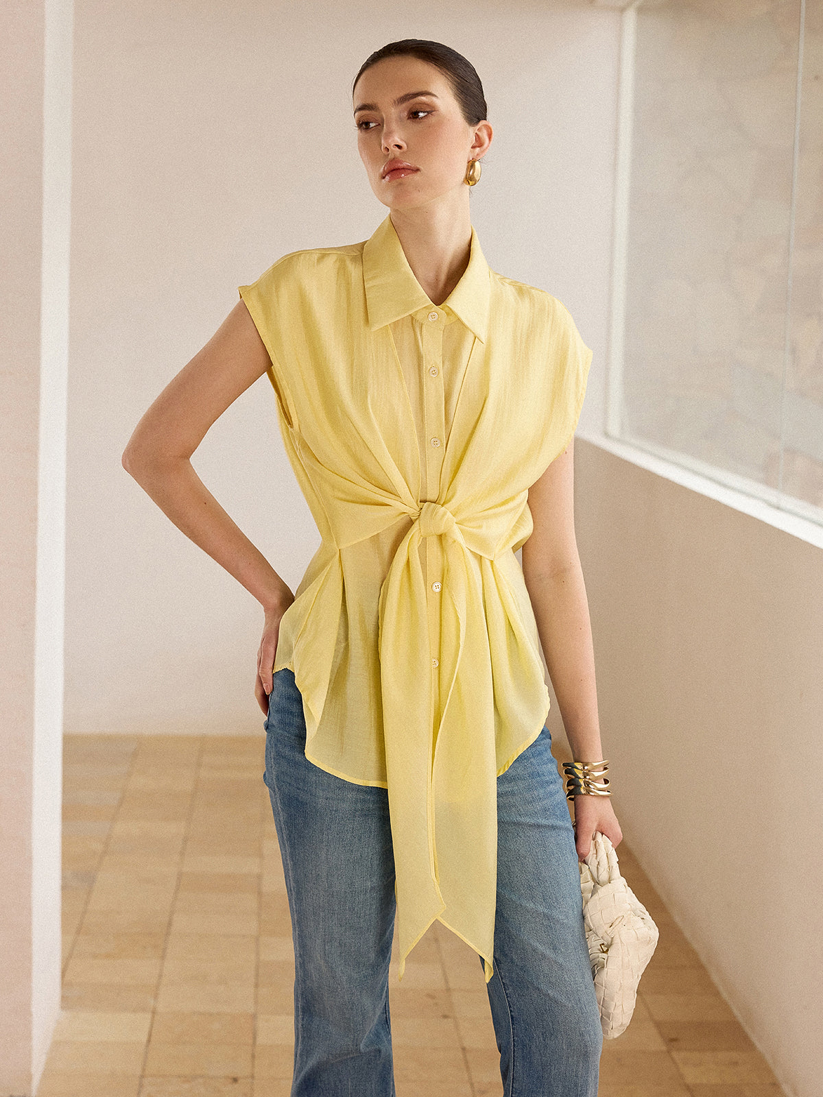Ärmellose Bluse zum Binden