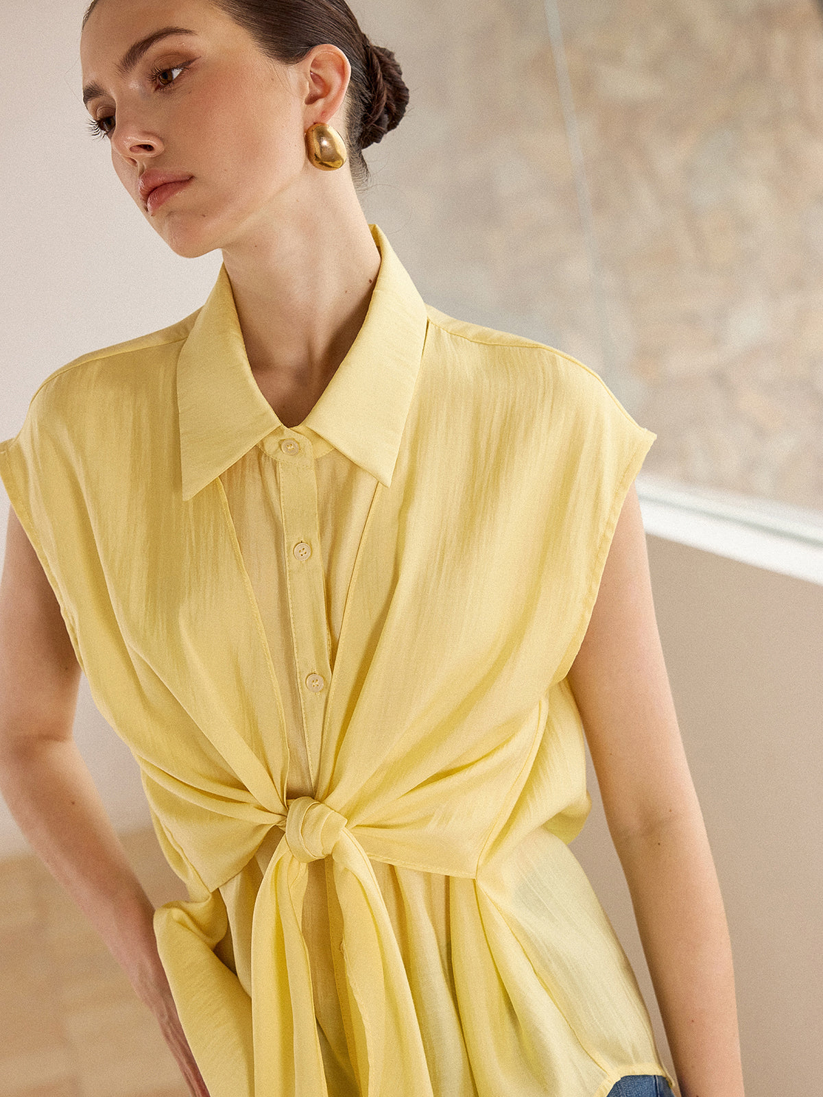 Ärmellose Bluse zum Binden