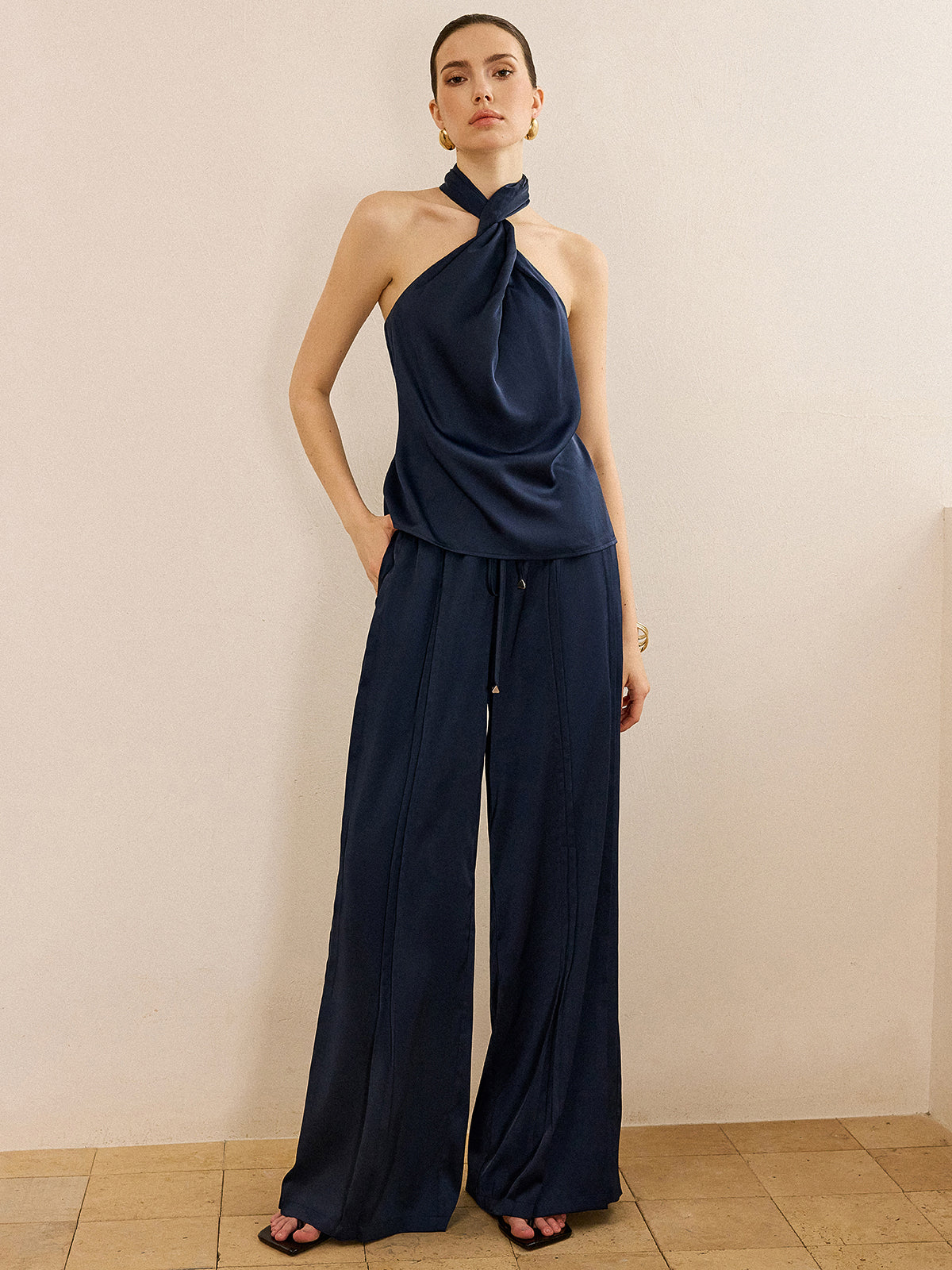 Set aus Satin-Neckholder-Top und weit geschnittener Hose