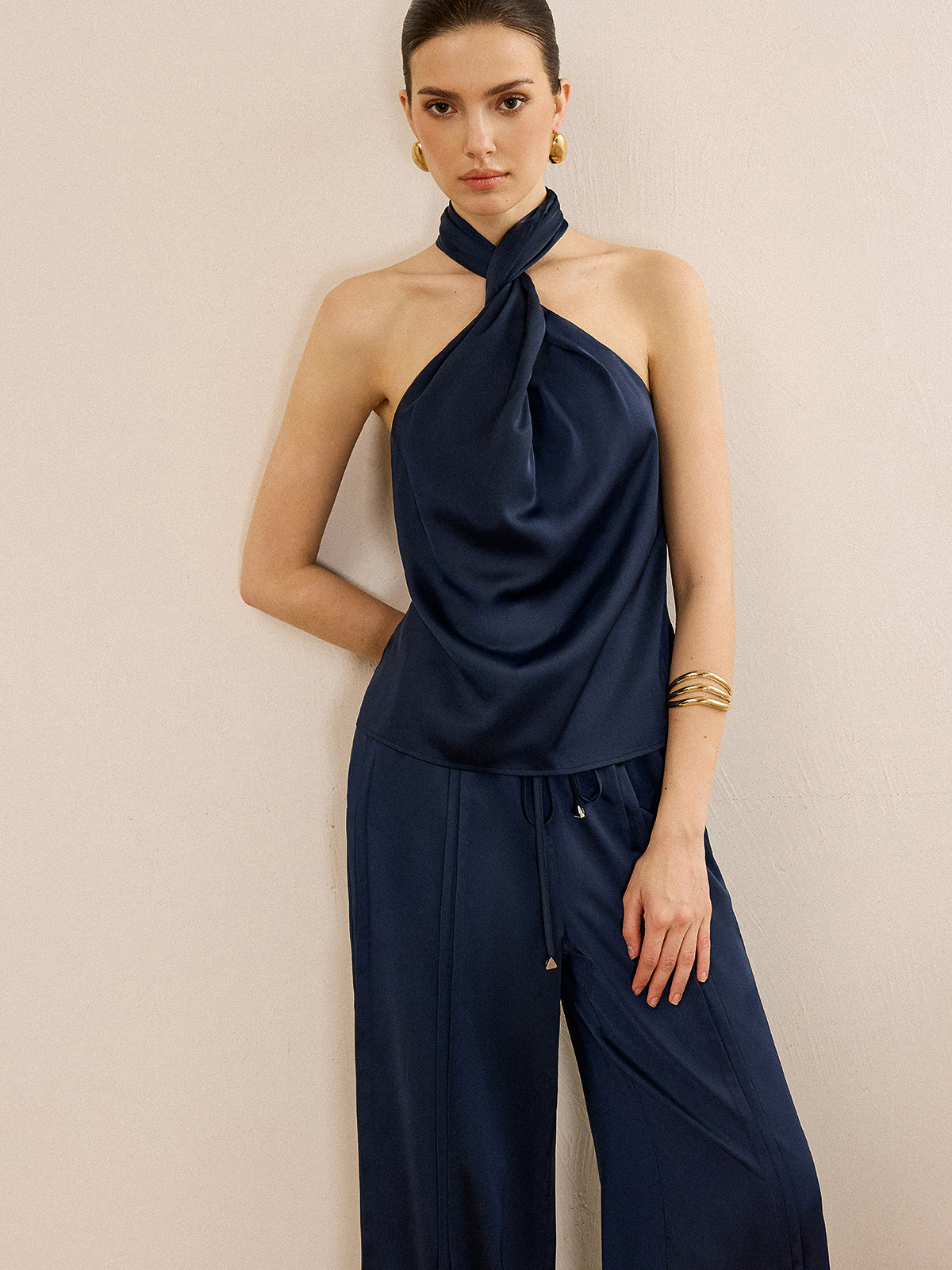 Set aus Satin-Neckholder-Top und weit geschnittener Hose