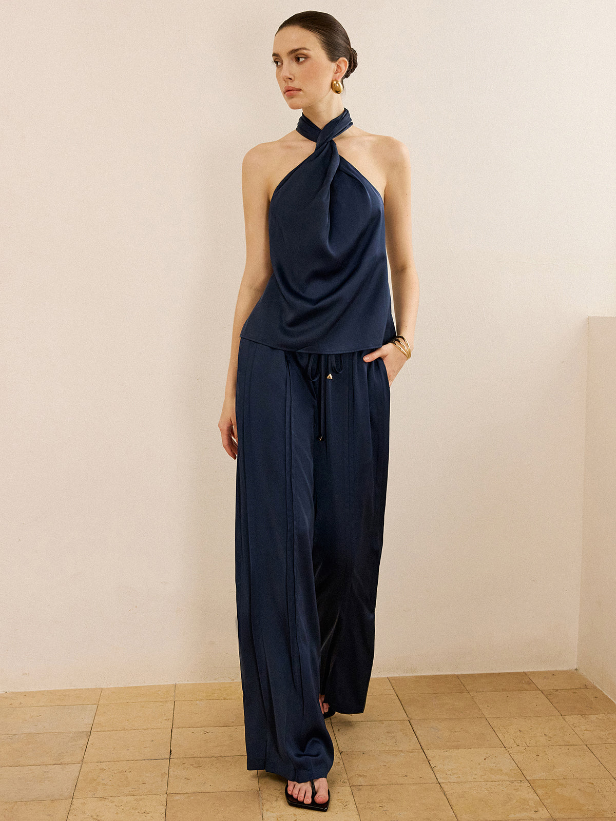 Set aus Satin-Neckholder-Top und weit geschnittener Hose