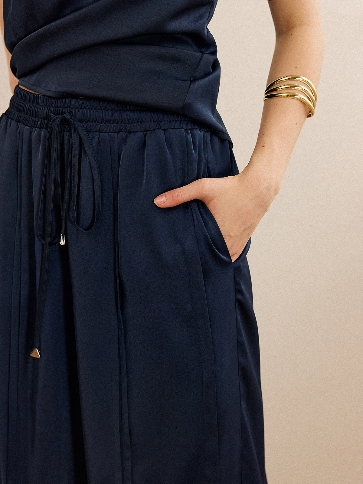 Set aus Satin-Neckholder-Top und weit geschnittener Hose