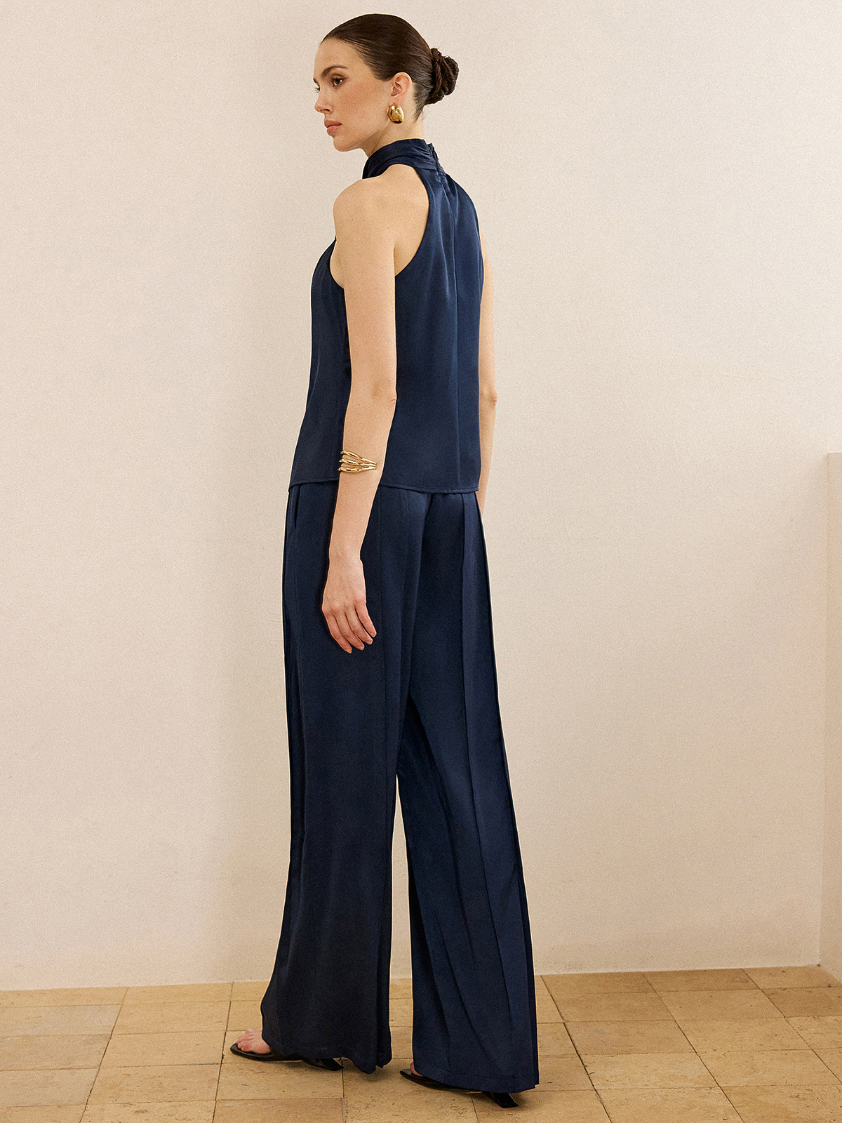 Set aus Satin-Neckholder-Top und weit geschnittener Hose