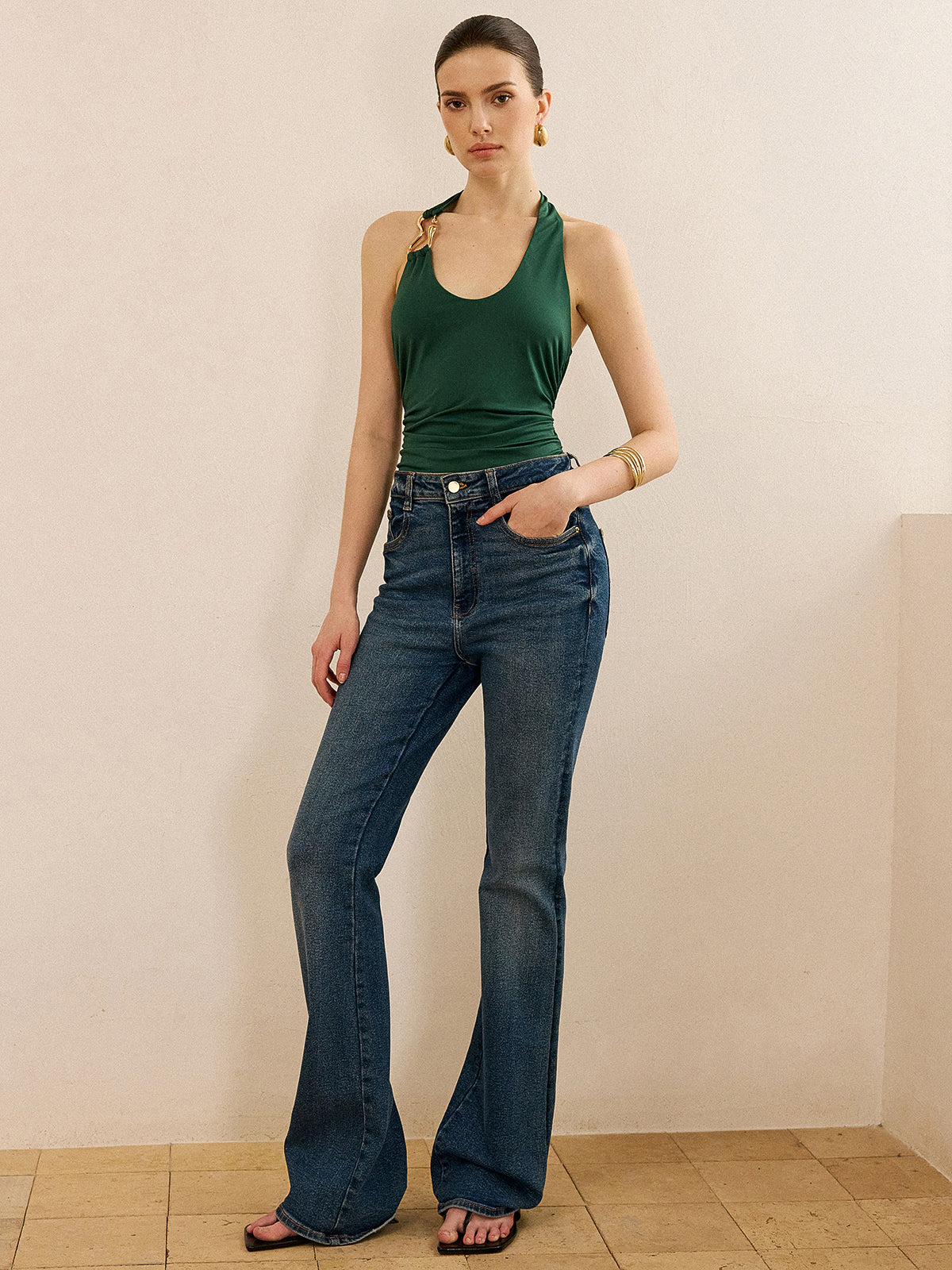 Neckholder-Top mit Metalldetails und offenem Rücken