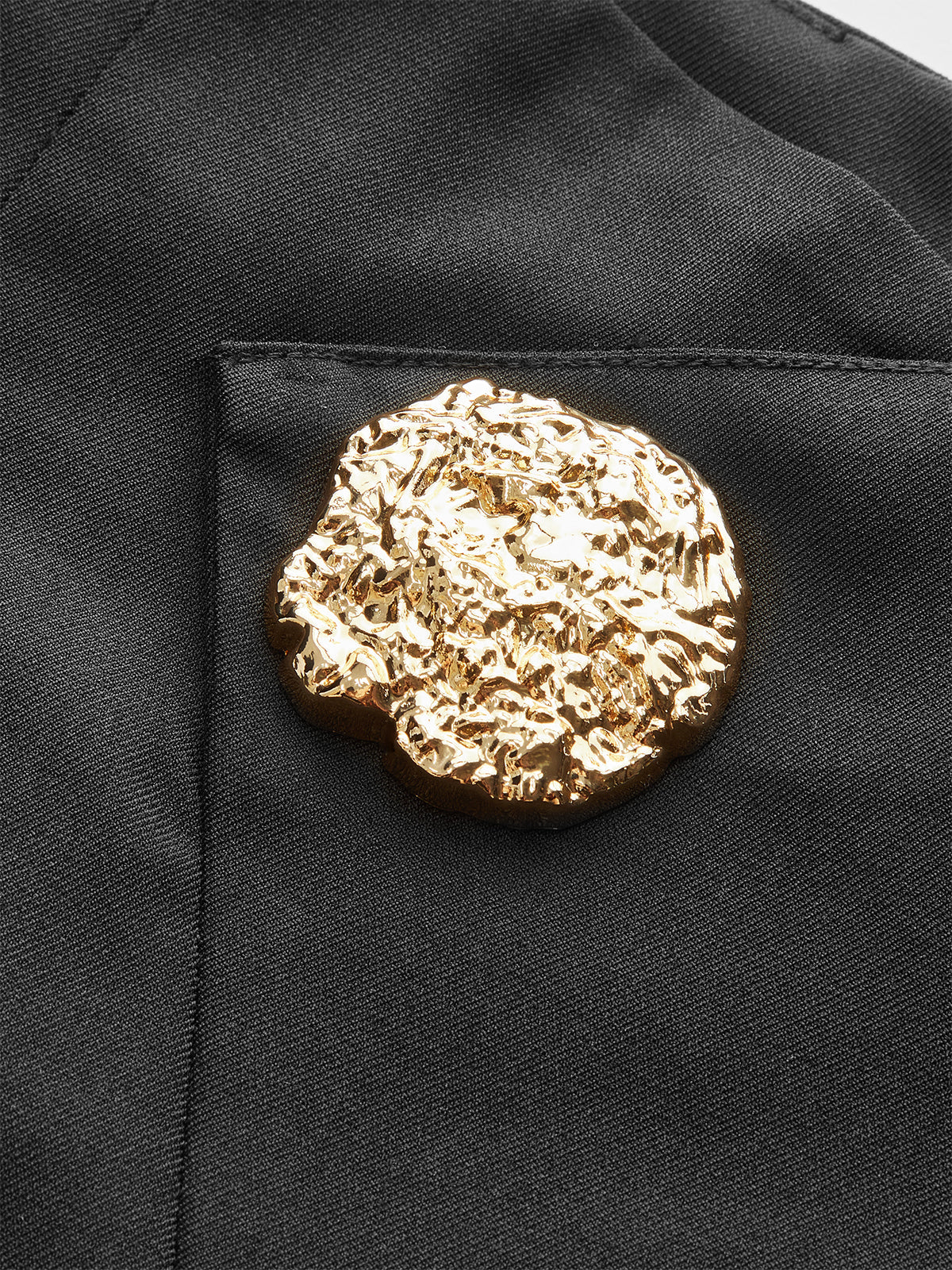 Plissierte Shorts mit mittlerer Leibhöhe und Metallknopf