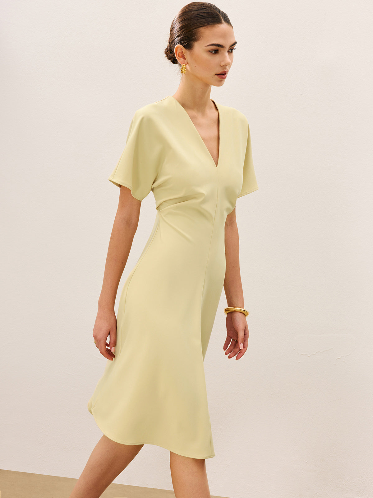 Midikleid mit V-Ausschnitt und kurzen Ärmeln