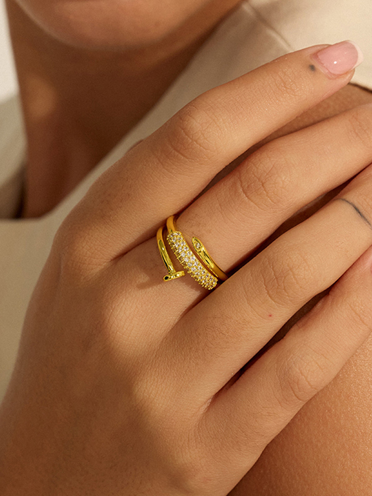 Bague empilable dorée avec détails scintillants